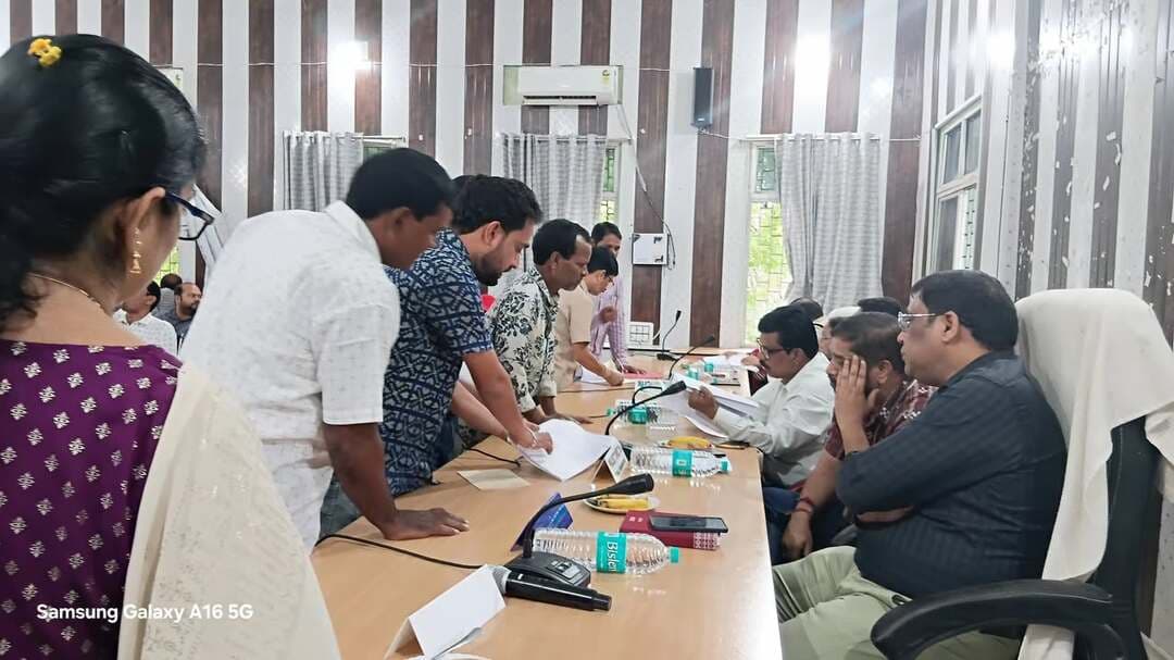#ଉଲୁଣ୍ଡା_ବ୍ଲକରେ_ଯୁଗ୍ମ_ଅଭିଯୋଗ_ଶୁଣାଣି_୪୨ଟି_ଦରଖାସ୍ତ_ଗ୍ରହଣ
#rishitv #facebookreelsviral #SubarnapurNews
#sonepur_odisha #trendingnow
ସୁବର୍ଣ୍ଣପୁର ଜିଲ୍ଲାର ଉଲୁଣ୍ଡା ବ୍ଲକରେ ଜିଲ୍ଲାପାଳ ଓ ଆରକ୍ଷୀ ଅଧିକ୍ଷକ ଯୁଗ୍ମ ଅଭିଯୋଗ ଶୁଣାଣି ଓ ଉପଶମ ଶିବିର ଉଲୁଣ୍ଡା ପଞ୍ଚାୟତ ସମିତି କାର୍ଯ୍ୟାଳୟରେ ଅନୁଷ୍ଠିତ ହୋଇଯାଇଛି।