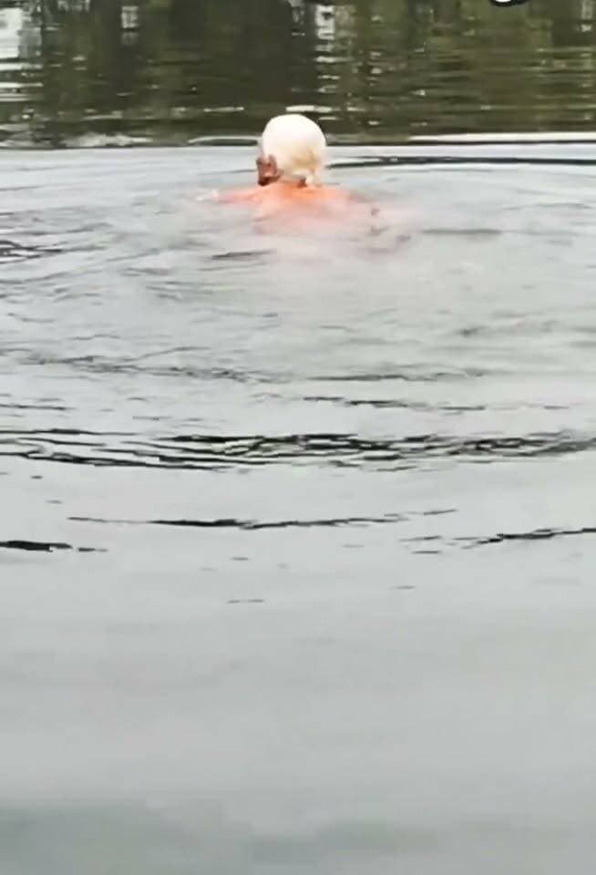 105 साल की दादी, जोश आज भी जवान! 🏊♀️🔥
उम्र 105 साल, लेकिन हौसला ऐसा कि अच्छे-अच्छे Gen Z भी पीछे छूट जाएं! 😍
दादी जी की तैराकी देखकर यकीन करना मुश्किल है कि इतनी उम्र में भी उनका जोश और फिटनेस कमाल का है।
दादी कहती हैं—“सत्तू पीने से मुझे ताकत मिलती है।” 💪
शायद इसी जज़्बे और मजबूत इच्छाशक्ति की वजह से उनकी पीढ़ी को “The Greatest Generation” कहा जाता है। उम्र सिर्फ एक नंबर है, असली ताकत है जज़्बे में! ❤️🔥