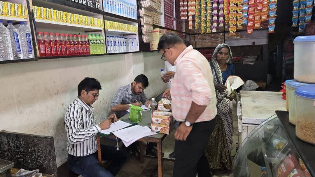 काकनवानी एवं थांदला में खाद्य सुरक्षा एवं नापतौल विभाग की संयुक्त कार्रवाई
थांदला में 792 किलोग्राम मावा एवं 75 किलोग्राम पामोलिन तेल जब्त, मिठाई निर्माण इकाई बंद
खाद्य सुरक्षा प्रशासन, मध्यप्रदेश भोपाल द्वारा जारी निर्देशों के पालन में आगामी रक्षाबंधन पर्व को दृष्टिगत रखते हुए जिले में खाद्य सुरक्षा विभाग एवं नापतौल विभाग द्वारा संयुक्त रूप से खाद्य प्रतिष्ठानों के निरीक्षण एवं जांच की कार्रवाई की जा रही है। इसी क्रम में सोमवार को काकनवानी एवं थांदला क्षेत्र के विभिन्न खाद्य प्रतिष्ठानों का निरीक्षण कर खाद्य पदार्थों की गुणवत्ता, वैधता, मानक घोषणाओं तथा प्रतिबंधित खाद्य पदार्थों के भंडारण एवं विक्रय की जांच की गई।
काकनवानी में विभिन्न प्रतिष्ठानों से लिए खाद्य नमूने
काकनवानी में कार्रवाई के दौरान राजेश पांचाल किराना से पनीर तथा रामदेव जोधपुर मिष्ठान भंडार, बस स्टैंड काकनवानी से पेड़े का नमूना जांच के लिए लिया गया।
विश्वकर्मा रेस्टोरेंट, बस स्टैंड काकनवानी के निरीक्षण के दौरान खाद्य पदार्थों पर आवश्यक मानक घोषणाएं अंकित नहीं पाई गईं। मौके पर 12 किलोग्राम नमकीन एवं 7 किलोग्राम एक्सपायरी सेव पाया गया। एक्सपायरी सेव को मौके पर ही नष्ट करवाया गया। इसके अतिरिक्त 10 किलोग्राम प्रतिबंधित खाद्य पदार्थ विक्रय के लिए भंडारित पाए जाने पर नियमानुसार प्रकरण पंजीबद्ध किया गया। रेस्टोरेंट से मीडियम फैट पनीर का नमूना भी जांच के लिए लिया गया।
संयुक्त कार्रवाई के दौरान नापतौल विभाग द्वारा भी आवश्यक मानक घोषणाएं अंकित नहीं पाए जाने पर नमकीन, सेव एवं पानी की बोतल जब्त कर नियमानुसार प्रकरण पंजीबद्ध किया गया।
थांदला में 792 किलोग्राम मावा एवं 75 किलोग्राम पामोलिन तेल जब्त
इसी अभियान के तहत थांदला के चैनपुरी रोड स्थित मिठाई निर्माण इकाई का निरीक्षण किया गया। निरीक्षण के दौरान पामोलिन तेल से मावा तैयार किया जाना पाए जाने पर संचालक के विरुद्ध कार्रवाई की गई। मौके से मावा, पामोलिन तेल एवं स्किम्ड मिल्क पाउडर के नमूने जांच के लिए लिए गए।
मध्यप्रदेश शासन के प्रतिबंधात्मक आदेश के उल्लंघन में मौके से कुल 792 किलोग्राम मावा, अनुमानित मूल्य 1 लाख 34 हजार 640 रुपये तथा 75 किलोग्राम पामोलिन तेल, अनुमानित मूल्य 12 हजार 500 रुपये जब्त किया गया।
आयुक्त, खाद्य सुरक्षा प्रशासन, मध्यप्रदेश भोपाल के आदेशों के उल्लंघन की स्थिति पाए जाने पर संबंधित मिठाई निर्माण इकाई को तत्काल प्रभाव से बंद करवाया गया तथा फर्म का खाद्य पंजीयन निरस्त करने की कार्रवाई की गई।
खाद्य सुरक्षा विभाग द्वारा लिए गए नमूनों को निर्धारित प्रक्रिया के तहत प्रयोगशाला जांच के लिए भेजा जाएगा। जांच रिपोर्ट प्राप्त होने के उपरांत खाद्य सुरक्षा एवं मानक अधिनियम, 2006 के प्रावधानों के तहत नियमानुसार आगामी कार्रवाई की जाएगी।
कार्रवाई के दौरान खाद्य सुरक्षा अधिकारी श्री वेलसिंह मोरी, श्री राहुल सिंह अलावा, नापतौल निरीक्षक श्री सचिन चौहान एवं श्री संजय पांचाल उपस्थित रहे।
खाद्य सुरक्षा विभाग द्वारा आगामी त्योहारों को दृष्टिगत रखते हुए जिले में खाद्य प्रतिष्ठानों के निरीक्षण एवं कार्रवाई का अभियान लगातार जारी रखा जाएगा, ताकि उपभोक्ताओं को सुरक्षित, गुणवत्तापूर्ण एवं मानक खाद्य पदार्थ उपलब्ध हो सकें।
Jansampark Madhya Pradesh CM Madhya Pradesh Indore Commissioner General Administration Department, MP #Jhabua #JansamparkMP