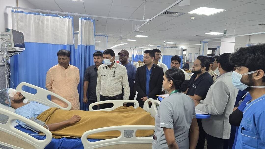 घायल जवानों से मिले वन मंत्री श्री केदार कश्यप
वन मंत्री श्री केदार कश्यप ने जगदलपुर के डिमरापाल स्थित कॉन्टिनेंटल अस्पताल पहुंचकर सड़क दुर्घटना में घायल जवानों का हाल जाना। उन्होंने चिकित्सकों से जवानों के स्वास्थ्य और उपचार की प्रगति की जानकारी ली तथा बेहतर से बेहतर चिकित्सा सुविधा उपलब्ध कराने के निर्देश दिए। श्री कश्यप ने घायल जवानों के परिजनों से भी मुलाकात कर उन्हें हरसंभव सहयोग का भरोसा दिलाया। उन्होंने कहा कि जवानों के उपचार में किसी तरह की कमी नहीं आने दी जाएगी। सभी घायल जवानों का उपचार जारी है।
मुख्यमंत्री श्री विष्णु देव साय के नेतृत्व में सुशासन सरकार जवानों की सुरक्षा, सम्मान और बेहतर उपचार के लिए हर कदम पर उनके साथ खड़ी है।
#SushasanSarkar #सुशासन_सरकार #Chhattisgarh #Jawan #Jagdalpur