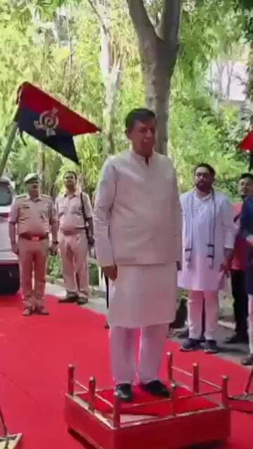 विधानसभा अध्यक्ष सतीश महाना को इतनी जल्दी कहां की थी जो राष्ट्रगान में रुक ना सके. #news #mygov