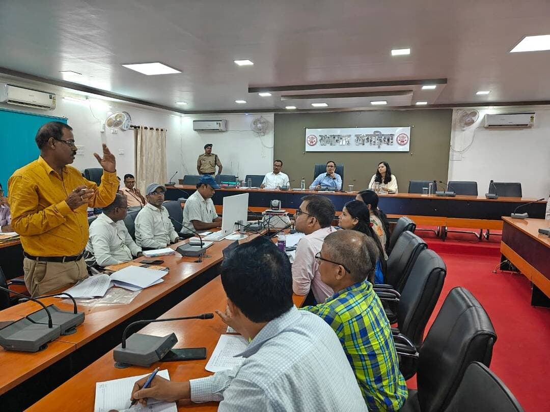 📚 **शिक्षा समीक्षा बैठक | गुणवत्तापूर्ण शिक्षा पर विशेष जोर**
जिलाधिकारी, खगड़िया **श्री विक्रम विरकर** की अध्यक्षता में शिक्षा विभाग की समीक्षा बैठक आयोजित हुई। बैठक में छात्र-शिक्षक उपस्थिति, मिशन निपुण, मिशन दक्ष, विद्यालय निरीक्षण, आधारभूत सुविधाएँ, PM POSHAN, छात्रवृत्ति, DBT, APAAR ID एवं ड्रॉपआउट की समीक्षा की गई।
जिलाधिकारी ने विद्यालयों में **नियमित उपस्थिति, गुणवत्तापूर्ण शिक्षा, बेहतर शैक्षणिक वातावरण एवं लंबित कार्यों के ससमय निष्पादन** सुनिश्चित करने के निर्देश दिए।
**बेहतर शिक्षा, बेहतर विद्यालय और बच्चों का उज्ज्वल भविष्य—जिला प्रशासन की प्राथमिकता।**
#Khagaria #Education #शिक्षा #जिला_प्रशासन_खगड़िया #MissionNipun #MissionDaksh