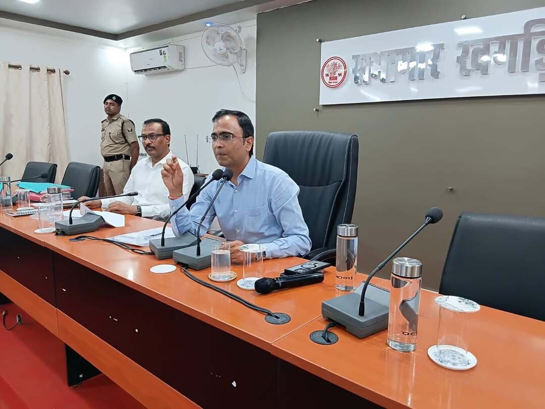 📚 जिलाधिकारी, खगड़िया श्री विक्रम विरकर की अध्यक्षता में शिक्षा समीक्षा बैठक
जिलाधिकारी, खगड़िया श्री विक्रम विरकर की अध्यक्षता में शिक्षा विभाग की समीक्षा बैठक आयोजित की गई। बैठक में छात्र-छात्राओं की उपस्थिति एवं नामांकन, शिक्षकों की उपस्थिति, FLN/मिशन निपुण, मिशन दक्ष, प्रधानाध्यापक/प्रभारी प्रधानाध्यापक की कार्यप्रगति, विद्यालय निरीक्षण, विद्यालयों की आधारभूत सुविधाएँ, PM POSHAN, छात्रवृत्ति एवं DBT, APAAR ID तथा ड्रॉपआउट की स्थिति की समीक्षा की गई।
साथ ही निर्माणाधीन विद्यालय परियोजनाओं की प्रगति एवं गुणवत्ता, लंबित विभागीय कार्यों तथा पूर्व में दिए गए निर्देशों के अनुपालन की भी समीक्षा करते हुए संबंधित पदाधिकारियों को आवश्यक दिशा-निर्देश दिए गए।
🎓 गुणवत्तापूर्ण शिक्षा, सुदृढ़ विद्यालय व्यवस्था और बच्चों का उज्ज्वल भविष्य—जिला प्रशासन की प्राथमिकता।