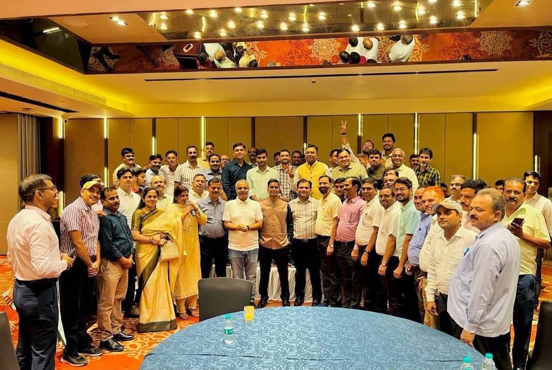 नगर निगम आयुक्त श्री संघ प्रिय को दी गई भावभीनी विदाई
ग्वालियर दिनांक 24 अगस्त 2026- नगर निगम आयुक्त श्री संघ प्रिय का सिंगरौली जिला में मुख्य कार्यपालन अधिकारी के पद पर स्थानांतरण होने पर गरिमामय विदाई समारोह का आयोजन किया गया। इस अवसर पर जिले के वरिष्ठ प्रशासनिक एवं पुलिस अधिकारियों ने उन्हें नए दायित्व के लिए शुभकामनाएं दीं और उनके कार्यकाल के दौरान किए गए कार्यों की सराहना की।
समारोह में कलेक्टर श्रीमती रुचिका चौहान ने उनके कार्यकाल को सफल कार्यकाल बताते हुए कहा कि श्री संघ प्रिय ने नगर निगम आयुक्त रहते बहुत कम समय में काफी सराहनीय कार्य किया। उन्होंने कहा कि उनके सरल और व्यवहारिक स्वभाव को सभी अधिकारी, कर्मचारी और शहरवासी लंबे समय तक याद रखेंगे।
वरिष्ठ पुलिस अधीक्षक श्री धर्मवीर सिंह ने कहा कि नगर निगम आयुक्त श्री संघ प्रिय ने मिलनसार छवि के लिए शहर और अधिकारियों में अपनी अलग छाप छोडी है।
वरिष्ठ अधिकारियों की रही गरिमामयी उपस्थिति
समारोह में कलेक्टर श्रीमती रूचिका चौहान और वरिष्ठ पुलिस अधीक्षक श्री धर्मवीर सिंह विशेष रूप से मौजूद रहे। इसके अलावा, जिला पंचायत सीईओ श्री सौजान सिंह रावत,जिला पंचायत सीधी की सीईओ श्रीमती सौम्या आनंद, अतिरिक्त पुलिस अधीक्षक श्री जग्गा, अपर आयुक्त श्री प्रदीप तोमर, श्री मुनीश सिकरवार, एसडीएम अतुल सिंह तथा श्री नरेश बाबू सहित प्रशासनिक अमले के कई अधिकारी एवं कर्मचारी उपस्थित रहे।
कार्यक्रम के दौरान नगर निगम के अधिकारियों ने श्री संघ प्रिय के कुशल नेतृत्व, प्रशासनिक कार्यशैली और जनसेवा के प्रति उनके समर्पण की सराहना की। अधिकारियों ने पुष्पगुच्छ एवं स्मृति चिह्न भेंट कर उन्हें नए पद पदस्थापना के लिए मंगलकामनाएं दीं।
समारोह का सफल एवं प्रभावी संचालन सहायक खेल अधिकारी सुश्री विजेता सिंह द्वारा किया गया। विदाई संदेश के बाद कार्यक्रम का समापन सौहार्दपूर्ण वातावरण में हुआ।
#newsimpact
#gwalior