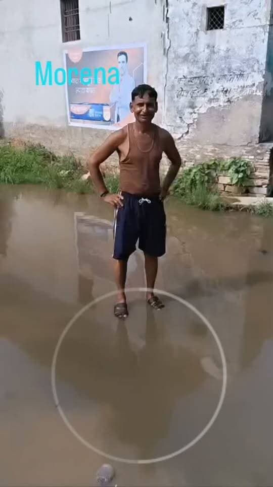तालाब के पानी से डूबी सड़क, स्कूली बच्चे परेशान
सांटा गांव की सड़क पर घुटनों तक गहरा पानी
मुरैनाः बारिश के सीजन में कई गांवों की सड़कें कीचड़ और जलभराव से बदहाल हैं। यही हालत हालत सांटा गांव की मुख्य सड़क की है। न गांव की मुख्य रोड तालाब के कारण डूबी हुई है, जिससे पैदल राहगीर तो क्या स्कूल वाहन तक नहीं निकल पा रहे।
दरअसल सांटा गांव की सड़क के पास ही गांव का तालाब बना हुआ है। बारिश में यह तालाब लबालब होकर उफन रहा है। तालाब का यह पानी मुख्य सड़क पर आ गया है। हालत यह है, कि सड़क पर घुटनों तक गहरा पानी भर गया है। कई जगह कीचड़ से पैदल निकलना दूभर हो गया है।