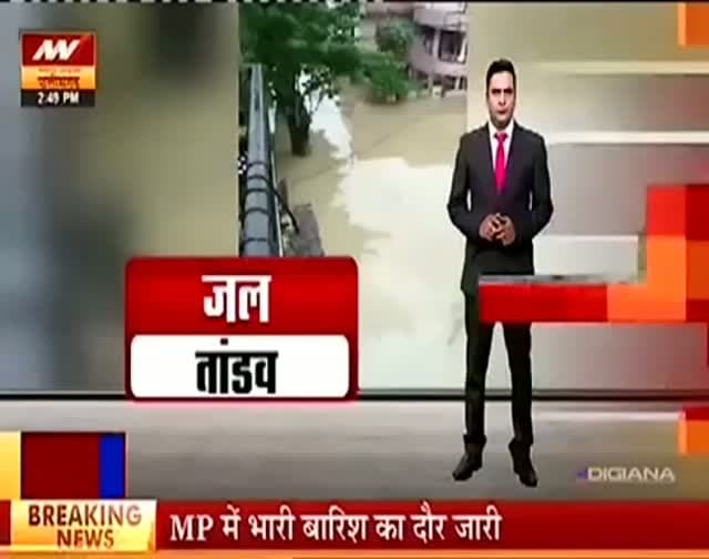 नदी पार कर स्कूल जा रहे बच्चे...