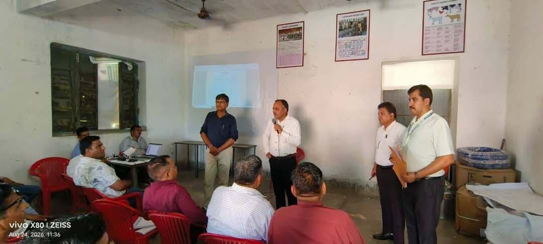 निकाय चुनाव: 470 मतदान कार्मिकों को मिला प्रथम प्रशिक्षण, बांगड़ विद्यालय में सीखी ईवीएम की बारीकियां
उप जिला निर्वाचन अधिकारी ने किया प्रशिक्षण का निरीक्षण
डीडवाना-कुचामन, 24 अगस्त।
आगामी नगर निकाय चुनावों को निष्पक्ष, पारदर्शी और सुचारू रूप से संपन्न कराने के उद्देश्य से सोमवार को राजकीय बांगड़ उच्च माध्यमिक विद्यालय, डीडवाना में मतदान कार्मिकों का प्रथम प्रशिक्षण शिविर आयोजित किया गया। शिविर में कुल 235 पीठासीन अधिकारी (PRO) और 235 प्रथम मतदान अधिकारी (PO-1) शामिल हुए।
प्रशिक्षण सत्र सुबह 9:30 बजे से शुरू होकर शाम 5:00 बजे तक संचालित हुआ। इसमें विभिन्न ब्लॉक लेवल मास्टर ट्रेनर्स एवं जिला स्तरीय दक्ष प्रशिक्षक (मास्टर ट्रेनर) रघुवीर सिंह, तंवर सिंह एवं भंवरलाल हर्षवाल ने मतदान अधिकारियों को निर्वाचन नियमों, मतदान दल के दायित्वों और विभिन्न प्रकार के वैधानिक व सांविधिक प्रपत्रों को भरने की विस्तृत प्रक्रिया समझाई।
मास्टर ट्रेनर्स द्वारा सभी कार्मिकों को इलेक्ट्रॉनिक वोटिंग मशीन (EVM) का व्यावहारिक (Hands-on) अभ्यास कराया गया। इस दौरान मतदान शुरू करने से पूर्व की जाने वाली तैयारी एवं मॉक पोल की प्रक्रिया, कंट्रोल यूनिट (CU) और बैलेट यूनिट (BU) के सही संयोजन व सीलिंग की बारीकियां तथा मतदान समाप्ति के समय क्लोज बटन दबाने, मतपत्र लेखा तैयार करने और मशीनों को सील करने का प्रशिक्षण दिया गया।
इस दौरान आयोजित प्रशिक्षण का उप जिला निर्वाचन अधिकारी रतन कुमार द्वारा निरीक्षण किया गया और मतदान कार्मिकों को पारदर्शी एवं निष्पक्ष चुनाव के लिए प्रशिक्षण की महता के बारे में अवगत कराया।
इस दौरान जिला शिक्षा अधिकारी अजीत सिंह सहित ब्लॉक शिक्षा अधिकारी एवं अन्य संबंधित उपस्थित रहे।