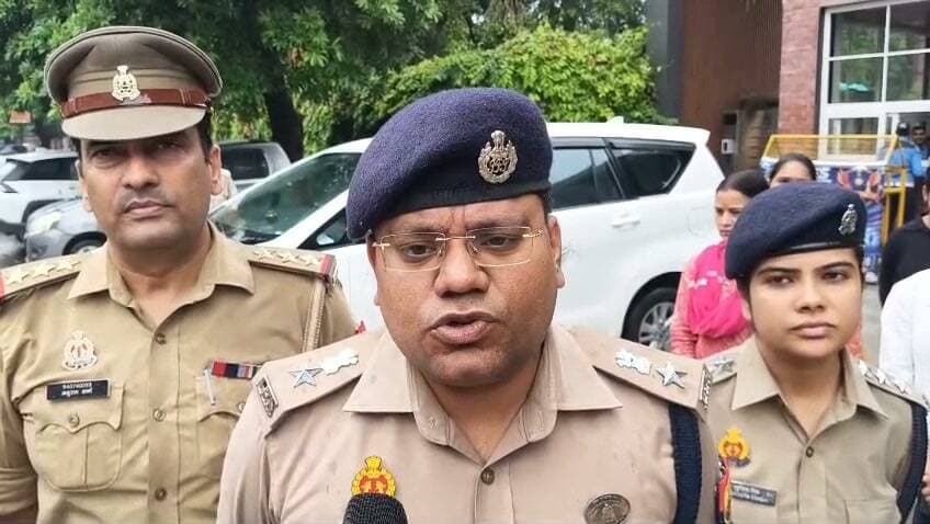 #गाजियाबाद के DCP सिटी धवल जायसवाल ने बताया महिलाओं की सुरक्षा के लिए पुलिस कर्मियों को तैनात किया गया है बाजार में चेकिंग चल रही है आगामी रक्षाबंधन पर्व को शांतिपूर्ण संपन्न कराया जाएगा।
#UPPolice