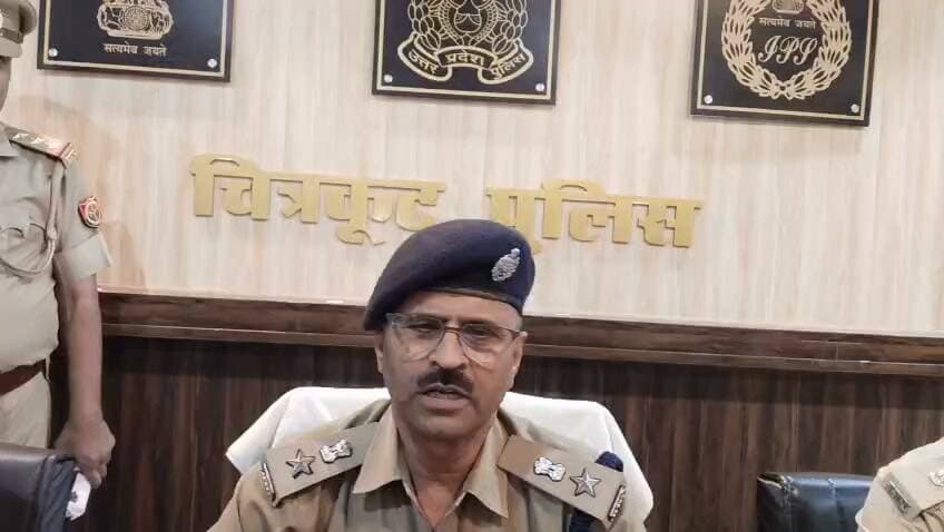 #चित्रकूट पुलिस ने हत्या की घटना का किया खुलासा। सम्पत्ती की लालच में सगे भाई ने की थी हत्या एसपी अरुण सिंह ने प्रेस कॉन्फ्रेंस कर किया बड़ा खुलासा।
#chitrakootpolice