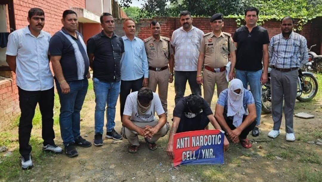 एंटी नारकोटिक सेल यमुनानगर की टीम ने दो विभिन्न स्थानों से भारी मात्रा में नशीली दवाइयों (ट्रामाडोल कैप्सूल 1000, क्लैपिडोल टैबलेट ट्रामाडोल 1000 व अल्पलाजोल्म टैबलेट 4200, कुल 6200 प्रतिबंधित दवाइयां) के साथ एक आरोपी व 30 ग्राम हीरोइन (स्मैक) सहित कार सवार दो युवको को किया गिरफ्तार।जिनकी पहचान रामनगर वासी अजय व रामपुरा कॉलोनी वासी कपिल कुमार पुत्र मदनलाल व तेजली वासी रविंद्र पुत्र अंग्रेज सिंह के नाम से हुई।