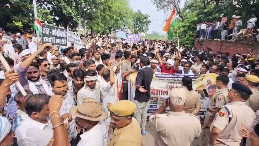 नरेश मीणा व पूर्व विधायक कंवरलाल मीणा की रिहाई की मांग को लेकर भी सर्व समाज ने किया बारां कलेक्ट्रेट का घेराव, राज्यपाल के नाम एसडीएम को सौंपा ज्ञापन।
#CMO #CMORajasthan #NareshMeena #kanwarlalmeena #DCDM #dcdmbaran #baran #Treandingnews #vairalvideo