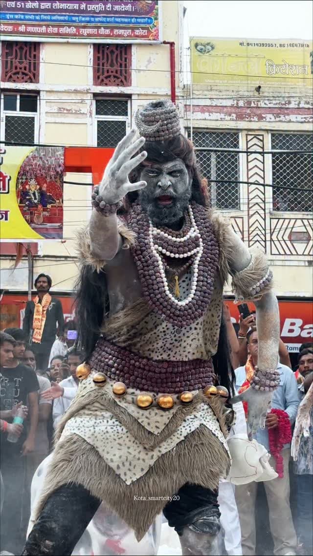 महाकाल की शाही सवारी 🕉️🚩
सावन के आखिरी सोमवार पर बाबा महाकाल की शाही सवारी 🙏🔱
हर हर महादेव के जयघोष से गूंज उठी अवंतिका नगरी… ❤️🚩
बाबा महाकाल की कृपा सभी भक्तों पर बनी रहे। 🕉️
हर हर महादेव! 🔱❤️
Follow for more updates
#Mahakal #BabaMahakal #SawanSomwar #Sawan2026 #MahakalSवारी Ujjain HarHarMahadev Mahadev SanatanDharma JaiMahakal