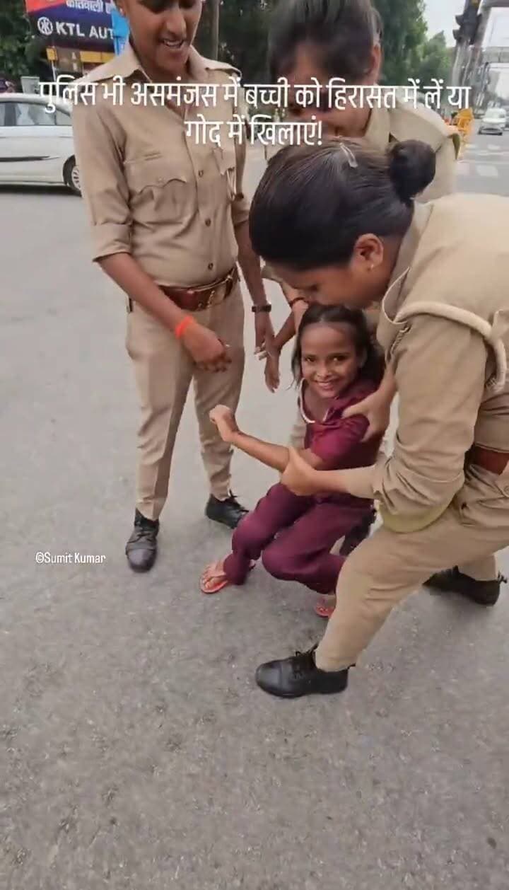 "पुलिस को भी समझ नहीं आ रहा है कि बच्ची को हिरासत में ले या फिर गोद में खिलाएं.." लखनऊ में चीनी 70 रुपये पार होने पर मां के साथ बच्ची भी आंदोलन करने आ गई.. इस नजारे को देखने के बाद सबसे बड़े पीड़ित तो बेचारे पुलिसकर्मी ही नजर आ रहे है। आखिर पुलिस करे तो क्या करे?
