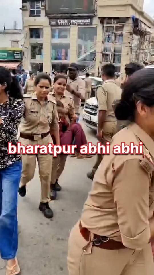 पुलिस को भी समझ नहीं आ रहा है कि बच्ची को हिरासत में ले या फिर गोद में खिलाएं.. 😂
-लखनऊ में चीनी 70 रुपये पार होने पर मां के साथ बच्ची भी आंदोलन करने आ गई.. इस नजारे को देखने के बाद सबसे बड़े पीड़ित तो बेचारे पुलिसकर्मी ही नजर आ रहे है। आखिर पुलिस करे तो क्या करे?
सौजन्य- सुनील दास