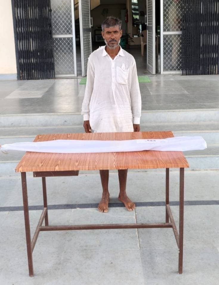 अवैध एकनाल टोपीदार बंदूक के साथ आरोपी गिरफ्तार, बोराड़ा थाना पुलिस की कार्रवाई
अजमेर। जिला मुख्यालय के निर्देश पर वांछित अपराधियों की गिरफ्तारी एवं अवैध हथियारों के खिलाफ चलाए जा रहे अभियान के तहत बोराड़ा थाना पुलिस ने कार्रवाई करते हुए एक आरोपी को अवैध एकनाल टोपीदार बंदूक के साथ गिरफ्तार किया है।
पुलिस अधीक्षक अजमेर हर्षवर्धन अग्रवाला के निर्देशन में अतिरिक्त पुलिस अधीक्षक अजमेर-ग्रामीण एवं संबंधित अधिकारियों की निगरानी में गठित टीम ने मुखबिर की सूचना पर यह कार्रवाई की। पुलिस के अनुसार 24 अगस्त 2026 को टीम गश्त एवं वांछित अपराधियों की तलाश में थी। इसी दौरान सूचना मिली कि मदनपुरा की ढाणी सीरोता क्षेत्र में एक व्यक्ति अवैध हथियार लेकर घूम रहा है।
सूचना पर पुलिस टीम मौके पर पहुंची और संदिग्ध व्यक्ति को पकड़कर तलाशी ली। तलाशी के दौरान उसके कब्जे से एक अवैध एकनाल टोपीदार बंदूक बरामद की गई। पुलिस ने हथियार जब्त कर आरोपी को गिरफ्तार कर लिया।
गिरफ्तार आरोपी की पहचान नवरतन पुत्र भूरा जाति बावरी, उम्र 48 वर्ष, निवासी मदनपुरा की ढाणी सीरोता, थाना बोराड़ा, जिला अजमेर के रूप में हुई है।
पुलिस ने आरोपी के खिलाफ आर्म्स एक्ट की धाराओं में मामला दर्ज कर जांच शुरू कर दी है। पुलिस के अनुसार आरोपी के पूर्व आपराधिक रिकॉर्ड की भी जांच की जा रही है। कार्रवाई में थाना बोराड़ा की पुलिस टीम की महत्वपूर्ण भूमिका रही।
Ajmer Police Rajasthan