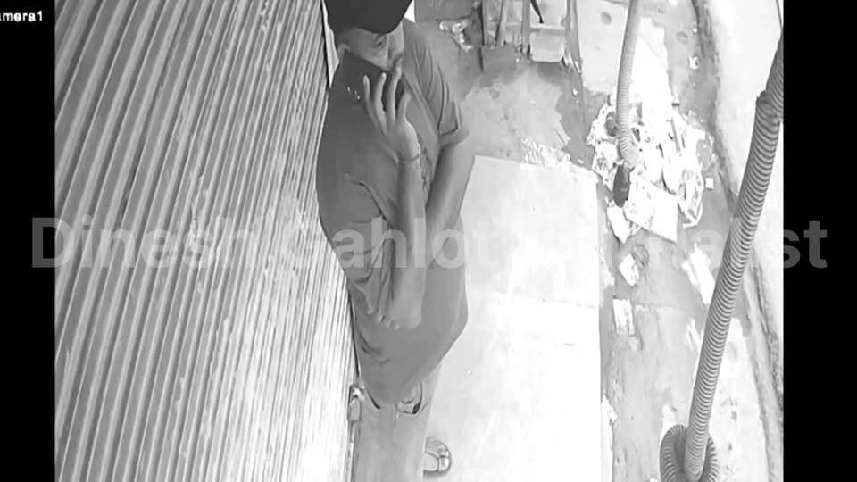 अजमेर में ठगी का नया तरीका, QR स्कैनर बदलकर लगाया अपना स्कैनर ! #ajmer #RajasthanNews #LatestNews #CCTVFootage