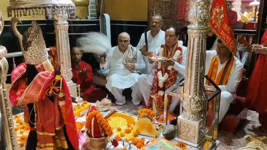 हरियाणा सरकार में एचबीसी के अध्यक्ष मोहनलाल बडोली ने मां भद्रकाली शक्तिपीठ में दर्शन किए
हरियाणा सरकार में ब्यूरो आफ पब्लिक इंटरप्राइजेज एचबी आई के अध्यक्ष एवं वरिष्ठ भाजपा नेता मोहनलाल बरौली आज हरियाणा के एकमात्र शक्तिपीठ श्रीदेवी को भद्रकाली मंदिर में पहुंचे तत्पश्चात पिता अध्यक्ष पंडित सतपाल शर्मा एवं मुख्य पुजारी श्रीमती शिमला रानी ने वैदिक मेट्रो चरण के मध्य श्री देवी कॉपर उनका विधि व्रत पूजन करवाया मां की पवन शक्ति चुनरी पुष्प माला तिलक लगाकर अभिनंदन किया मोहनलाल बडोली ने श्रीदेवी को की परिक्रमा की मां भद्रकाली के श्री चरणों में पूजा अर्चना की दूध दही शक्कर शहद से पूजन कर आरती की