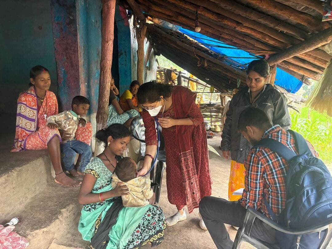 #बालाघाट
बीमारी से प्रभावित क्षेत्रों के गांवों में स्वास्थ्य विभाग की टीम घर-घर पहुंचकर बच्चों के स्वास्थ्य की लगातार निगरानी कर रही हैं। वही गंभीर एवं संक्रामक बीमारियों से बचाव के लिए समय समय पर टीके लगवाने के लिए जागरूक किया जा रहा है ।
#CMMadhyaPradesh #JansamparkMP
#healthminmp #WelfareTribal #minphemp