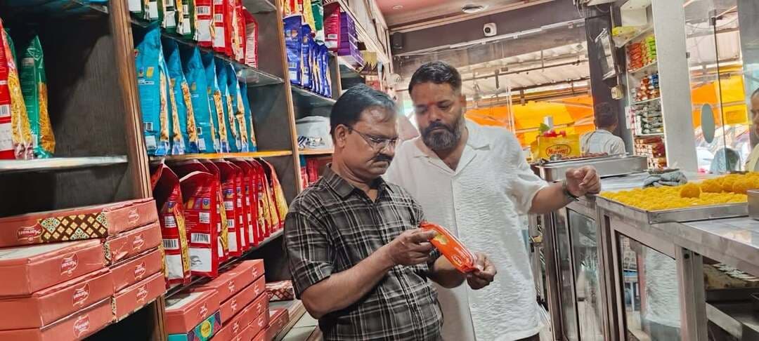 दो मिष्ठान भण्डार से लिये मिठाई के नमूने
-----
कलेक्टर सुश्री शीला दाहिमा के मार्गदर्शन में तथा मुुख्य चिकित्सा एवं स्वास्थ्य अधिकारी डॉ दिलीप सिकरवार के निर्देशन में फूड सेफ्टी विभाग द्वारा दो मिष्ठान भण्डारों से मिठाईयों के नमूने लेने की कार्यवाही की गई है।
खाद्य सुरक्षा अधिकारी श्री धमेन्द्र जैन ने बताया कि श्री गणेश मारवाडी मिष्ठान भण्डार जयस्तभ के पास श्योपुर से मिल्क कैक, गुलाब जामुन, छेना स्वीट्स, बूंदी लड्डू, मावा बर्फी, काजू कतली के सैम्पल लिये गये है। इसी प्रकार श्रीनाथ जी मिष्ठान भण्डार पाली रोड श्योपुर से मलाई बर्फी, मिल्क कैक, मावा बर्फी, गुलाब जामुन के सैम्पल लेने की कार्यवाही की गई है। उक्त नमूनों को जांच के लिए राज्य खाद्य प्रयोगशाला भोपाल भेजा गया है, जांच प्रतिवेदन प्राप्त होने पर वैधानिक कार्यवाही की जायेगी।
-
CM Madhya Pradesh
Jansampark Madhya Pradesh
#JansamparkMP
#sheopur