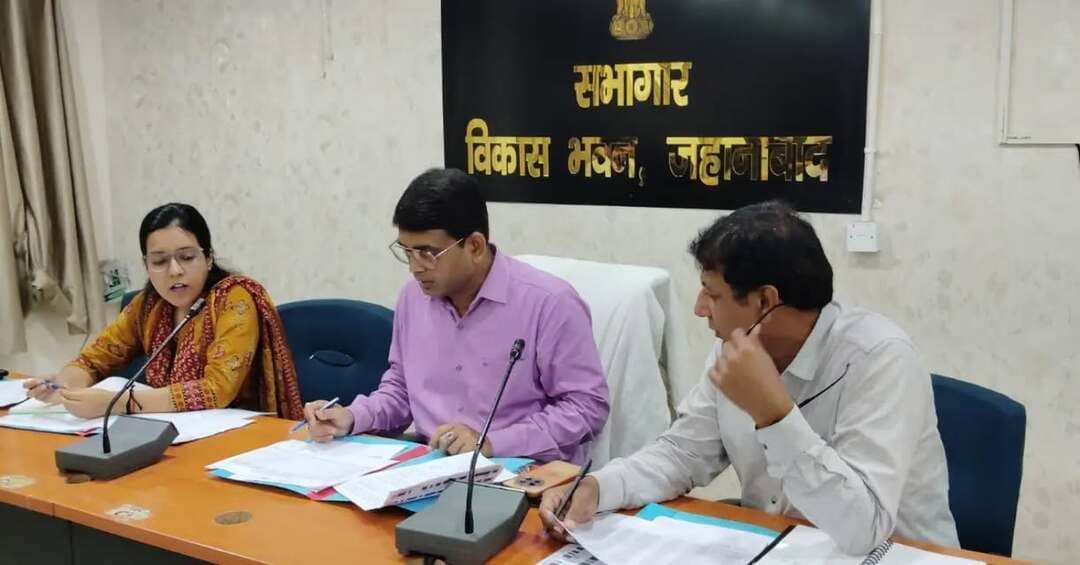 🏭 उद्योग योजनाओं की प्रगति की समीक्षा | लक्ष्य प्राप्ति में तेजी लाने के निर्देश
जिला पदाधिकारी, जहानाबाद श्रीमती छिरिङ वाई भूटिया के निर्देशानुसार उप विकास आयुक्त श्री आदित्य कुमार पियूष की अध्यक्षता में उद्योग विभाग द्वारा संचालित PMEGP, PMVY एवं PMFME योजनाओं की प्रगति की समीक्षा की गई।
बैठक में बैंक स्तर पर लंबित आवेदनों, ऋण स्वीकृति एवं भुगतान की स्थिति की समीक्षा करते हुए सभी बैंक प्रतिनिधियों को पात्र आवेदनों का प्राथमिकता के आधार पर निष्पादन करने तथा PMFME के निर्धारित लक्ष्य 141 की शीघ्र प्राप्ति सुनिश्चित करने का निर्देश दिया गया।
💰 बैठक के दौरान PMFME योजना अंतर्गत बैंक ऑफ इंडिया द्वारा ₹25 लाख के ऋण की स्वीकृति/भुगतान पत्र श्री ओम प्रकाश को मछली चारा निर्माण इकाई हेतु उप विकास आयुक्त द्वारा प्रदान किया गया।
उप विकास आयुक्त ने जिला उद्योग केंद्र एवं बैंकों को बेहतर समन्वय के साथ कार्य करते हुए अगली समीक्षा बैठक से पूर्व लक्ष्य के अनुरूप ठोस प्रगति सुनिश्चित करने का निर्देश दिया।
#Jehanabad #DistrictAdministrationJehanabad #PMFME_PMEGP_PMVY
#विकसितभारत_समृद्धबिहार_आदर्शजहानाबाद