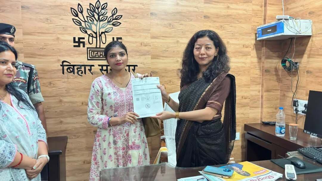 🔐 सुरक्षित और पारदर्शी रजिस्ट्री की ओर जहानाबाद — डीएम ने ई-निबंधन प्रक्रिया तथा निबंधन उपरांत दस्तावेज प्रदान किया
जिला पदाधिकारी, जहानाबाद श्रीमती छिरिङ वाई भूटिया ने जिला निबंधन कार्यालय का निरीक्षण कर ई-निबंधन की पूरी प्रक्रिया का जायजा लिया तथा मीडिया के माध्यम से आमजन की भ्रांतियां दूर कीं।आज 05 व्यक्तियों का पेपरलेस प्रक्रिया के तहत निबंधन में से जिला पदाधिकारी ने स्वयं श्रीमती गीता देवी एवं श्रीमती रागिनी कुमारी को निबंधन उपरांत दस्तावेज की प्रति प्रदान की।
📌 महत्वपूर्ण बातें—
• “पेपरलेस” का अर्थ यह नहीं कि आपको कागजी दस्तावेज नहीं मिलेगा।
• ई-निबंधन के बाद दस्तावेज की प्रति पूर्ववत मिलेगी तथा सॉफ्ट कॉपी मोबाइल पर भी उपलब्ध होगी।
• बिक्री, दान, विनिमय आदि दस्तावेज निर्धारित मानक प्रारूप में सिस्टम से तैयार होंगे।
• आधार से जुड़े मोबाइल नंबर पर प्राप्त OTP के माध्यम से डिजिटल सत्यापन होगा।
• OTP साझा करने से पहले प्राप्त विवरण ध्यानपूर्वक पढ़ें।
• डिजिटल रिकॉर्ड से दस्तावेज के गुम होने, फटने या क्षतिग्रस्त होने की चिंता कम होगी।
• जिला अवर निबंधक कार्यालय में हेल्प डेस्क से नि:शुल्क मार्गदर्शन उपलब्ध रहेगा तथा डीड राइटर भी सेवा प्रदाता के रूप में सहायता करेंगे।
सरल • सुरक्षित • पारदर्शी • डिजिटल
#Jehanabad #पेपरलेसनिबंधन #ईनिबंधन #DistrictAdministrationJehanabad
#विकसितभारत_समृद्धबिहार_आदर्शजहानाबाद