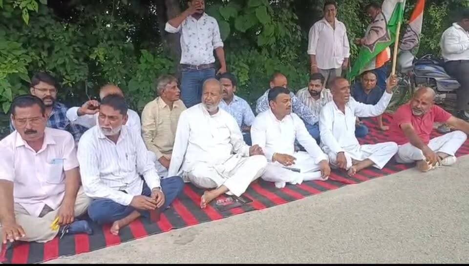 सोलानी पुल के गड्ढों से राहगीर परेशान,कांग्रेस का धरना