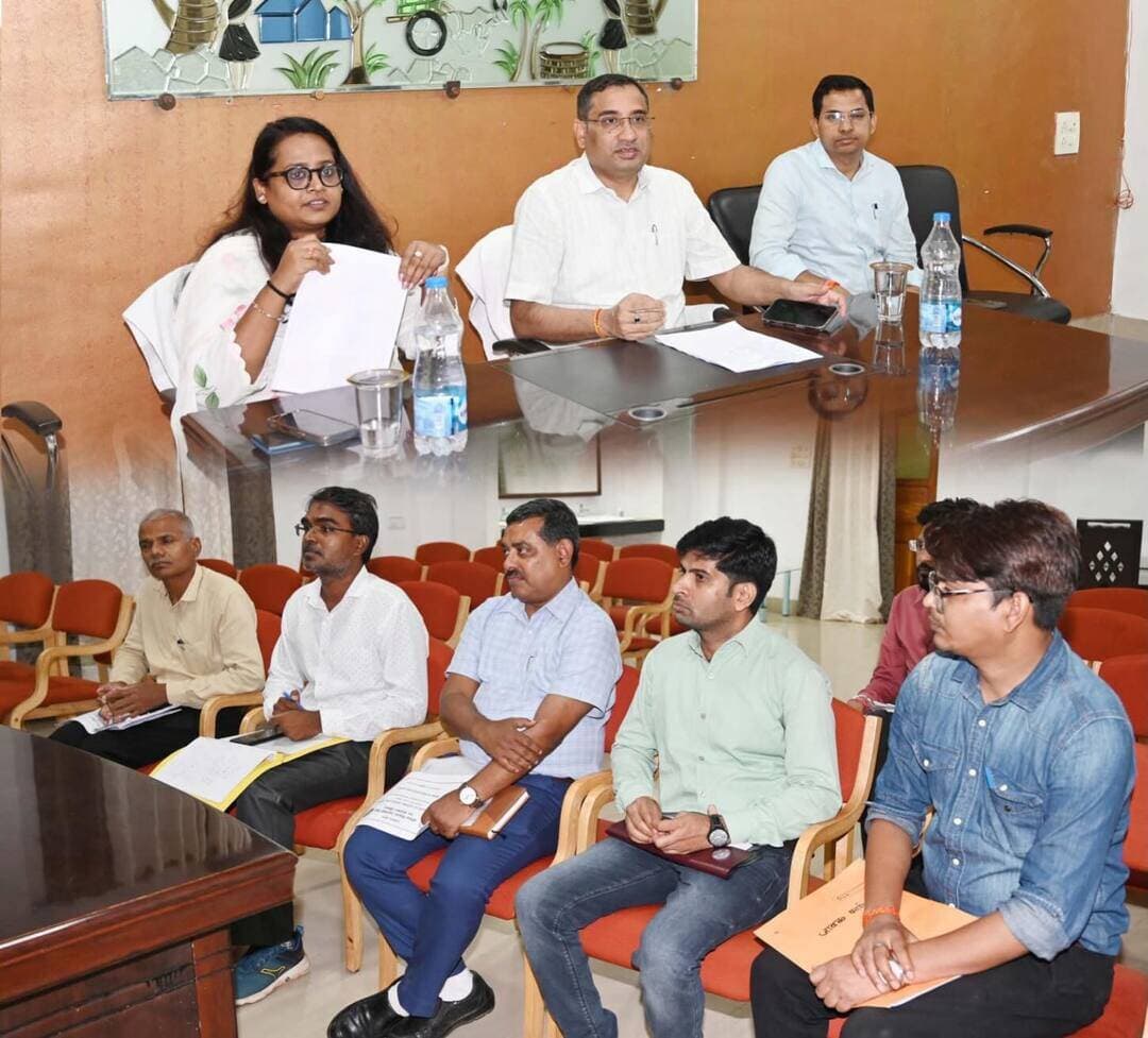 सचिव डॉ. बसवराजु एस. ने कौशल विकास, तकनीकी शिक्षा एवं रोजगार विभाग की गतिविधियों की समीक्षा की।
युवाओं को अधिक से अधिक रोजगार से जोड़ने नियमित रोजगार मेले आयोजित करने एवं कौशल प्रशिक्षण को बढ़ावा देने के निर्देश दिए।