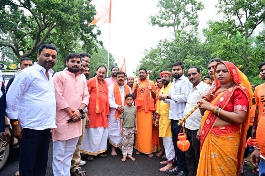 उप मुख्यमंत्री श्री विजय शर्मा ने अमरकंटक में कांवड़ियों से भेंट कर भोजन प्रसादी वितरित की और उनके साथ प्रसादी ग्रहण की।
भोरमदेव-अमरकंटक कांवड़ यात्रा को सुगम एवं सुरक्षित बनाने स्वास्थ्य, सुरक्षा, भोजन और ठहरने की विशेष व्यवस्थाएं की गई हैं।
