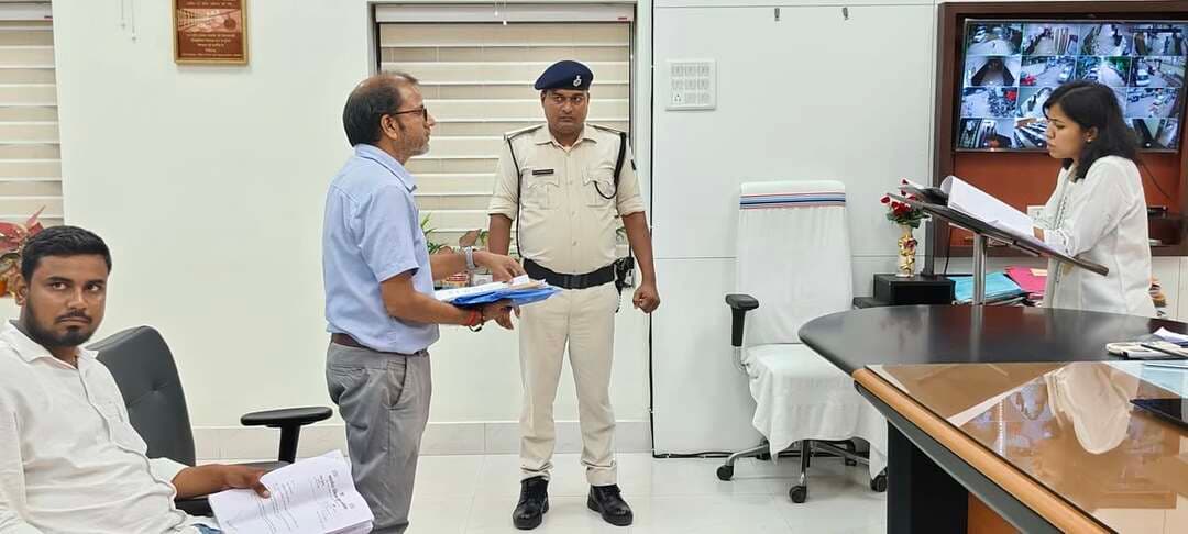 प्रेस विज्ञप्ति
स्थान : नालंदा
दिनांक : 24 अगस्त 2026
........................................
नालंदा जिलाधिकारी ने 27 जन-शिकायतों पर की सुनवाई, अधिकारियों की तय की जवाबदेही
जन-शिकायतों के समयबद्ध, गुणवत्तापूर्ण एवं संवेदनशील निष्पादन को सर्वोच्च प्राथमिकता; संबंधित अधिकारियों को त्वरित कार्रवाई के निर्देश।
नालंदा जिलाधिकारी श्रीमती उदिता सिंह द्वारा आज दिनांक 24 अगस्त 2026 को आयोजित जन-सुनवाई में आम नागरिकों की समस्याओं एवं शिकायतों को गंभीरतापूर्वक सुना गया। इस दौरान कुल 27 जन-शिकायतों पर सुनवाई करते हुए जिलाधिकारी ने संबंधित अधिकारियों को प्रत्येक मामले का समयबद्ध, गुणवत्तापूर्ण एवं संवेदनशील तरीके से निष्पादन सुनिश्चित करने का निर्देश दिया।
जन-सुनवाई के दौरान राजगीर स्थित नौलखा मंदिर के प्रवेश द्वार को अतिक्रमणमुक्त कराने, शिक्षकों के मासिक वेतन का भुगतान नहीं होने, गलत तरीके से चयनित आशा कार्यकर्ता की बहाली रद्द कर पुनः आशा बहाली करने, नगर पंचायत सिलाव कार्यालय में फर्जी नियुक्ति, निजी जमीन पर पड़ोसी द्वारा अवैध पक्का भवन निर्माण तथा नल-जल योजना के तहत पाइप से कनेक्शन नहीं होने के कारण उत्पन्न पेयजल संकट सहित विभिन्न मामलों पर सुनवाई की गई।
विभिन्न मामलों के निष्पादन हेतु अधिकारियों को निर्देश
राजगीर स्थित नौलखा मंदिर के प्रवेश द्वार को अतिक्रमणमुक्त कराने से संबंधित शिकायत के निष्पादन हेतु अनुमंडल पदाधिकारी, राजगीर को आवश्यक कार्रवाई करने का निर्देश दिया गया।
शिक्षकों के मासिक वेतन का भुगतान नहीं होने से संबंधित मामलों के निष्पादन हेतु जिला शिक्षा पदाधिकारी, नालंदा को निर्देशित किया गया।
गलत तरीके से चयनित आशा कार्यकर्ता का चयन रद्द कर नियमानुसार पुनः आशा बहाली से संबंधित शिकायतों के निष्पादन हेतु सिविल सर्जन, नालंदा को आवश्यक कार्रवाई करने का निर्देश दिया गया।
नगर पंचायत, सिलाव कार्यालय में फर्जी नियुक्ति से संबंधित शिकायत के निष्पादन हेतु अपर समाहर्ता (विभागीय जाँच), नालंदा को निर्देशित किया गया।
निजी जमीन पर पड़ोसी द्वारा अवैध पक्का भवन निर्माण से संबंधित मामले में आवश्यक कार्रवाई हेतु अंचल पदाधिकारी, बिहारशरीफ एवं अनुमंडल पुलिस पदाधिकारी, बिहारशरीफ को निर्देशित किया गया।
नल-जल योजना के तहत पाइप से कनेक्शन नहीं होने के कारण उत्पन्न भीषण पेयजल संकट के समाधान हेतु नगर आयुक्त, नगर निगम, बिहारशरीफ को आवश्यक कार्रवाई करने का निर्देश दिया गया।
जिलाधिकारी ने संबंधित अधिकारियों को स्पष्ट निर्देश दिया कि जन-शिकायतों के निष्पादन में किसी भी प्रकार का अनावश्यक विलंब नहीं हो तथा प्रत्येक मामले में नियमानुसार त्वरित, निष्पक्ष एवं प्रभावी कार्रवाई सुनिश्चित की जाए।
उन्होंने कहा कि आम नागरिकों की समस्याओं का संवेदनशीलता के साथ समाधान करना जिला प्रशासन की सर्वोच्च प्राथमिकताओं में शामिल है। जन-शिकायतों के निष्पादन में पारदर्शिता, जवाबदेही एवं समयबद्धता सुनिश्चित करते हुए आमजन को प्रभावी राहत उपलब्ध कराना प्रशासन की प्राथमिक जिम्मेदारी है।
Samrat Choudhary
CMO Bihar
Information & Public Relations Department, Government of Bihar
Panchayati Raj Department, Government of Bihar
Bihar Education Department
Public Health Engineering Department, Government of Bihar