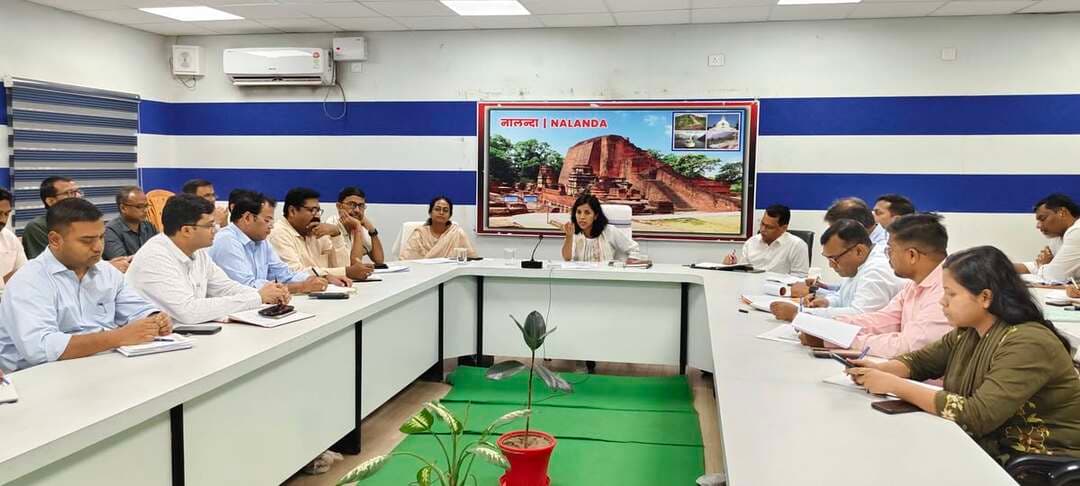 प्रेस विज्ञप्ति
स्थान : नालंदा
दिनांक : 24 अगस्त 2026
जिला जनसंपर्क कार्यालय, नालंदा
पहले लक्ष्य तय करें, फिर छोटे-छोटे हिस्सों में बाँटकर Step-by-Step आगे बढ़ें—तभी लक्ष्य होगा हासिल”: जिलाधिकारी
• पीपल-टू-पीपल संपर्क के माध्यम से समस्या की जड़ तक पहुँचें, वास्तविक स्थिति को समझें और उसके स्थायी समाधान की दिशा में प्रभावी कार्रवाई सुनिश्चित करें।
• स्मार्ट क्लास, बेहतर खेल सुविधाओं, खेल सामग्री एवं गुणवत्तापूर्ण शैक्षणिक वातावरण के साथ विद्यालयों को अग्रणी शिक्षण संस्थानों के समकक्ष विकसित करने पर जोर।
• नगरनौसा में डिग्री कॉलेज हेतु चिन्हित भूमि से संबंधित प्रस्ताव शीघ्र प्रशासन को उपलब्ध कराने का निर्देश।
• बड़े लक्ष्यों को छोटे-छोटे कार्यों में विभाजित कर नियमित समीक्षा और रियल-टाइम मॉनिटरिंग के माध्यम से लक्ष्य प्राप्त करने की कार्यप्रणाली अपनाने का निर्देश
• केवल प्रगति की जानकारी देने के बजाय मापनीय और धरातल पर दिखाई देने वाले परिणाम सुनिश्चित करने पर जोर दिया।
बिहारशरीफ (नालंदा)*। जिला समाहरणालय के न्यू एनआईसी भवन में जिलाधिकारी श्रीमती उदिता सिंह की अध्यक्षता में साप्ताहिक समीक्षा बैठक हुई। बैठक में विभिन्न विभागों की योजनाओं एवं कार्यों की प्रगति, जनशिकायतों के निष्पादन, लंबित मामलों तथा जनहित से जुड़े महत्वपूर्ण विषयों की विस्तृत समीक्षा की गई।
समीक्षा बैठक की शुरुआत जिले के सरकारी विद्यालयों के शैक्षणिक एवं समग्र उन्नयन के विषय से हुई। जिलाधिकारी ने कहा कि सरकारी विद्यालयों को और अधिक परिष्कृत, परिवर्धित एवं गुणवत्तापूर्ण बनाते हुए अन्य उत्कृष्ट शैक्षणिक संस्थानों के समकक्ष प्रतिस्पर्धी सुविधाएं उपलब्ध कराना आवश्यक है, ताकि सरकारी स्कूलों में पढ़ने वाले बच्चों को भी बेहतर भविष्य के लिए वैसा ही गुणवत्तापूर्ण वातावरण और अवसर मिल सके।
उन्होंने कहा कि सरकारी विद्यालयों में स्मार्ट क्लास, बेहतर खेल सुविधाएं, खेल का उपयुक्त वातावरण, आवश्यक खेल सामग्री तथा गुणवत्तापूर्ण शैक्षणिक माहौल विकसित किया जाए। अन्य उत्कृष्ट शैक्षणिक संस्थानों में जिस प्रकार प्रतिस्पर्धी एवं सकारात्मक वातावरण बच्चों के सर्वांगीण विकास में सहायक होता है, उसी प्रकार का माहौल सरकारी विद्यालयों में भी तैयार किया जाना चाहिए।
जिलाधिकारी ने बताया कि विद्यालयों के उन्नयन को लेकर सभी विद्यालयों के प्रधानाध्यापकों के साथ विशेष बैठक आयोजित की जाएगी। इसके माध्यम से जिले में कुछ विद्यालयों को मॉडल स्कूल के रूप में विकसित करने की दिशा में कार्य किया जाएगा, जो विद्यार्थियों को उनके उज्ज्वल भविष्य के लिए तैयार करने में अग्रणी भूमिका निभाएंगे।
जिलाधिकारी ने Corporate Social Responsibility (CSR) के माध्यम से सरकारी विद्यालयों के उन्नयन की संभावनाओं को तलाशने का निर्देश दिया।
*पहले लक्ष्य तय करें, फिर Step-by-Step आगे बढ़ें”*
समीक्षा के दौरान जिन प्रखंडों में विभिन्न योजनाओं एवं कार्यों में लंबित मामले अधिक पाए गए, वहां जिलाधिकारी ने अधिकारियों को स्पष्ट मूल मंत्र दिया—
“पहले लक्ष्य तय करें। फिर उस लक्ष्य को छोटे-छोटे हिस्सों में बांटकर Step-by-Step आगे बढ़ें। तभी लक्ष्य हासिल होगा और ग्रोथ भी स्पष्ट रूप से दिखाई देगी।”
उन्होंने अधिकारियों को केवल बोलने के बजाय परिणाम देने पर फोकस करने को कहा। जिलाधिकारी ने स्पष्ट शब्दों में कहा
“हमें बताना नहीं है, हमें रिजल्ट चाहिए।”
*नगरनौसा में डिग्री कॉलेज के लिए भूमि चिन्हित होने पर संतोष*
जिलाधिकारी ने नगरनौसा प्रखंड के पास डिग्री कॉलेज के लिए भूमि चिन्हित किए जाने पर प्रसन्नता व्यक्त की। उन्होंने संबंधित पदाधिकारी को निर्देश दिया कि इस संबंध में प्रस्ताव तैयार कर शीघ्र प्रशासन को भेजना सुनिश्चित करें, ताकि आगे की प्रक्रिया समयबद्ध रूप से पूरी की जा सके।
वहीं आयुष्मान कार्ड योजना की समीक्षा के दौरान जिलाधिकारी ने जिले के अस्पतालों के इम्पैनलमेंट की प्रक्रिया पूरी होने पर संतोष व्यक्त किया। उन्होंने आयुष्मान कार्ड से संबंधित कार्यों को आगे भी प्रभावी ढंग से जारी रखने का निर्देश दिया। समीक्षा रिपोर्ट के अनुसार जिले में जुलाई तक 11,80,945 आयुष्मान कार्ड सत्यापित किए जा चुके हैं।
*राशन कार्ड e-KYC में आ रही चुनौतियों के समाधान का निर्देश*
राशन कार्ड से संबंधित समीक्षा के दौरान e-KYC वेरिफिकेशन में आ रही तकनीकी एवं व्यावहारिक चुनौतियों पर चर्चा की गई। जिलाधिकारी ने संबंधित पदाधिकारियों को समस्याओं की पहचान कर समाधान सुनिश्चित करने तथा e-KYC की प्रगति में तेजी लाने का निर्देश दिया।
*अस्थावां के अच्छे प्रदर्शन को अन्य प्रखंड अपनाएं*
समीक्षा के दौरान अस्थावां के प्रखंड विकास पदाधिकारी से बेहतर आंकड़ों के संबंध में जानकारी ली गई। बीडीओ ने बताया कि लक्ष्य को प्राप्त करने के लिए नियमित रूप से बैठक कर टारगेट सेट किया जाता है तथा शाम को Google Meet के माध्यम से रियल टाइम डाटा की मॉनिटरिंग की जाती है। जिलाधिकारी ने इस कार्यप्रणाली की सराहना करते हुए अन्य प्रखंडों को भी इससे सीख लेने और अपने प्रदर्शन में सुधार करने को कहा।
वहीं, हरनौत प्रखंड को अपने प्रदर्शन एवं आंकड़ों में सुधार करने का निर्देश दिया गया तथा अगले समीक्षा बैठक में प्रगति बेहतर करने को कहा गया।
*नल-जल योजना के भुगतान की प्रगति पर संतोष*
नल-जल योजना से संबंधित कार्यों एवं भुगतान की प्रगति की समीक्षा करते हुए जिलाधिकारी ने संतोष व्यक्त किया तथा योजनाओं से जुड़े कार्यों को निर्धारित प्रक्रिया के अनुरूप आगे बढ़ाने का निर्देश दिया।
PM सूर्य घर योजना की समीक्षा करते हुए जिलाधिकारी ने स्पष्ट निर्देश दिया कि Application Generation और Installation दोनों मोर्चों पर तेजी से कार्य किया जाए। उन्होंने संबंधित अधिकारियों एवं एजेंसियों को आवेदन सृजन के साथ-साथ वास्तविक इंस्टॉलेशन की गति बढ़ाने और दोनों स्तरों पर बेहतर आंकड़े सुनिश्चित करने को कहा। समीक्षा में जिले में कुल 3,114 आवेदन, 1610 इंस्टॉलेशन तथा सप्ताह के दौरान आवेदन एवं इंस्टॉलेशन की प्रगति की समीक्षा की गई।
बैठक में जिलाधिकारी ने अधिकारियों को समयबद्ध, गुणवत्तापूर्ण एवं जनोन्मुखी तरीके से कार्यों का निष्पादन सुनिश्चित करने का निर्देश दिया। उन्होंने लंबित मामलों को प्राथमिकता के आधार पर निष्पादित करने तथा जिन मामलों में अंतर-विभागीय समन्वय की आवश्यकता है, उनमें आपसी समन्वय स्थापित कर त्वरित कार्रवाई करने को कहा।
Samrat Choudhary
CMO Bihar
Information & Public Relations Department, Government of Bihar
Revenue and Land Reforms Dept, Govt. of Bihar
Panchayati Raj Department, Government of Bihar
Energy Department, Bihar
Bihar Education Department
Bihar Health Department
Public Health Engineering Department, Government of Bihar
Food & Consumer Protection Dept., Govt. of Bihar