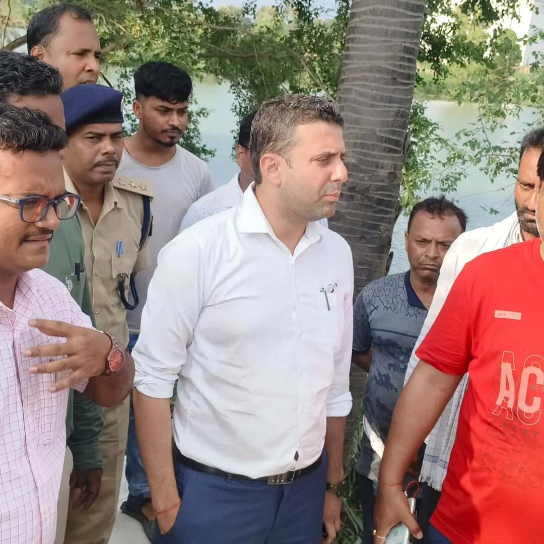 बछवाड़ा प्रखंड के बिसौआ जमींदारी बाँध क्षतिग्रस्त होने की सूचना मिलते ही जिला पदाधिकारी श्री रिची पांडेय ने मौके पर पहुंचकर स्थिति का जायजा लिया।
उन्होंने संबंधित अधिकारियों को तटबंध की मरम्मत कार्य में तेजी लाने तथा प्रभावित क्षेत्रों में लगातार निगरानी बनाए रखने के निर्देश दिए।
जिला प्रशासन द्वारा स्थिति पर लगातार नजर रखी जा रही है तथा आमजन की सुरक्षा को सर्वोच्च प्राथमिकता देते हुए आवश्यक कार्रवाई सुनिश्चित की जा रही है।
IPRD Bihar
#begusarai