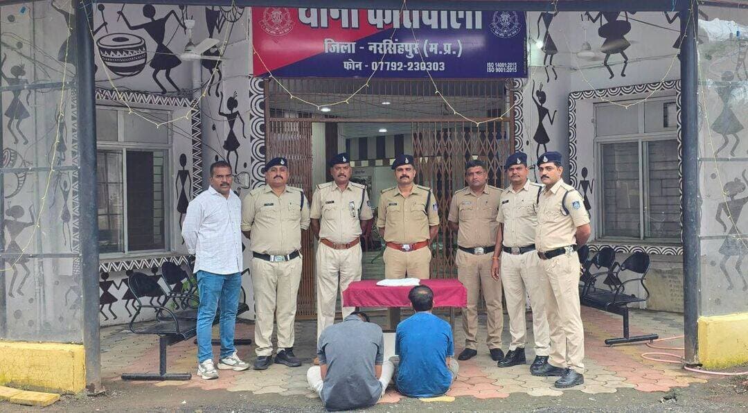 टाटा शोरूम डकैती मामले में नरसिंहपुर पुलिस की बड़ी कार्रवाई,,,,,,
नरसिंहपुर में टाटा शोरूम में हुई डकैती के मामले में पुलिस ने दो आरोपियों को खंडवा से गिरफ्तार किया है। वारदात में 5 से 6 नकाबपोश बदमाश शामिल थे, जिन्होंने शोरूम के गार्ड के साथ मारपीट कर मोबाइल लूट लिया था और शोरूम में तोड़फोड़ की थी।
पुलिस ने तकनीकी साक्ष्यों और सूचना तंत्र की मदद से आरोपियों तक पहुंच बनाई। गिरफ्तार आरोपियों की पहचान पीयूष जायसवाल उम्र 20 वर्ष और कृष्णा जाधव उम्र 19 वर्ष, दोनों निवासी अजंटी, जिला खंडवा के रूप में हुई है।
पुलिस पूछताछ में दोनों आरोपियों ने अपने चार अन्य साथियों के साथ मिलकर 14 जुलाई की रात टाटा शोरूम में वारदात करना स्वीकार किया है। पुलिस ने आरोपी पीयूष के कब्जे से लूटा गया मोबाइल फोन भी बरामद कर लिया है।
मामले में धारा 310(2) बीएनएस का इजाफा किया गया है। गिरफ्तार दोनों आरोपियों को न्यायालय में पेश किया जा रहा है, जबकि वारदात में शामिल चार अन्य फरार आरोपियों की तलाश जारी है।
पुलिस अधीक्षक डॉ. ऋषिकेश मीना के निर्देशन में की गई इस कार्रवाई में कोतवाली थाना प्रभारी निरीक्षक गौरव चाटे सहित पुलिस टीम और साइबर सेल की महत्वपूर्ण भूमिका रही।