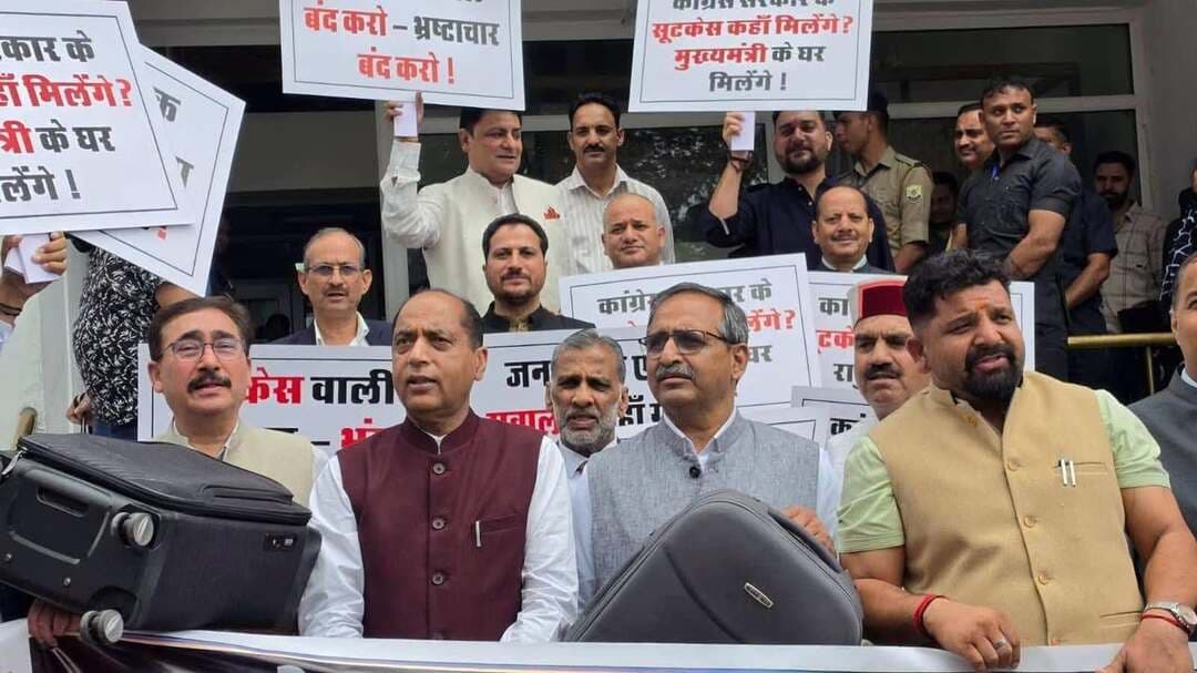 विधानसभा परिसर में भाजपा का अनोखा प्रदर्शन, हाथ में ‘सूटकेस’ लेकर पहुंचे विधायक
Pangi Live News
शिमला 24 अगस्त
हिमाचल प्रदेश विधानसभा परिसर में सोमवार को भाजपा विधायकों ने अनोखे अंदाज में प्रदर्शन किया। विधायक हाथों में ‘सूटकेस’ लेकर विधानसभा परिसर में पहुंचे और सरकार के खिलाफ अपना विरोध दर्ज करवाया।
भाजपा नेताओं ने आरोप लगाया कि प्रदेश में भ्रष्टाचार और कथित वित्तीय अनियमितताओं को लेकर सरकार को जवाब देना चाहिए। हाथों में सूटकेस लेकर प्रदर्शन के माध्यम से भाजपा ने सरकार की कार्यप्रणाली पर सवाल उठाते हुए अपना विरोध जताया।
प्रदर्शन के दौरान भाजपा विधायकों ने सरकार के खिलाफ नारेबाजी भी की। उनका कहना था कि जनता से जुड़े महत्वपूर्ण मुद्दों को विधानसभा के भीतर और बाहर लगातार उठाया जाएगा।
भाजपा के इस अनोखे प्रदर्शन ने विधानसभा परिसर में सभी का ध्यान आकर्षित किया। प्रदर्शन के जरिए विपक्ष ने सरकार पर राजनीतिक और प्रशासनिक स्तर पर गंभीर सवाल खड़े करने का प्रयास किया।