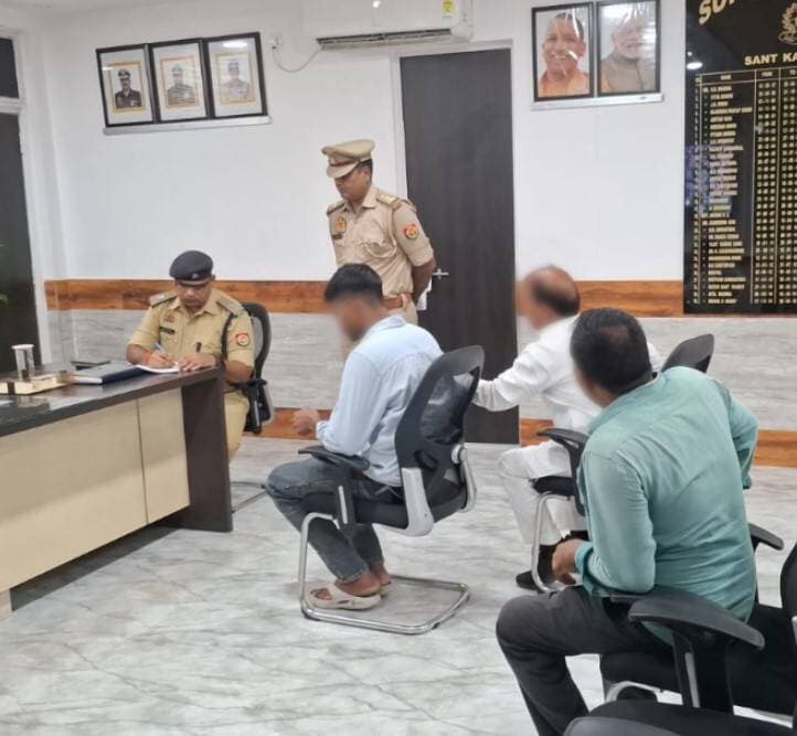 जनता की हर आवाज को प्राथमिकता, जनसुनवाई में एएसपी ने दिए समयबद्ध निस्तारण के निर्देश
संतकबीरनगर। आमजन की समस्याओं के त्वरित, निष्पक्ष एवं प्रभावी समाधान को लेकर संतकबीरनगर पुलिस लगातार सक्रिय है। पुलिस अधीक्षक संदीप कुमार मीना के निर्देशन में अपर पुलिस अधीक्षक सुशील कुमार सिंह ने सोमवार को पुलिस कार्यालय में आयोजित जनसुनवाई के दौरान फरियादियों की समस्याएं गंभीरता से सुनीं।जनसुनवाई में पहुंचे लोगों ने विभिन्न समस्याओं से संबंधित प्रार्थना-पत्र अपर पुलिस अधीक्षक के समक्ष प्रस्तुत किए। उन्होंने प्रत्येक शिकायत का अवलोकन करते हुए संबंधित अधिकारियों एवं थाना प्रभारियों को निर्देशित किया कि शिकायतों का तथ्यों के आधार पर निष्पक्ष, पारदर्शी एवं गुणवत्तापूर्ण निस्तारण निर्धारित समय-सीमा के भीतर सुनिश्चित किया जाए।एएसपी ने अधिकारियों को यह भी निर्देश दिया कि शिकायतों पर की गई कार्रवाई की जानकारी संबंधित शिकायतकर्ता को समय से उपलब्ध कराई जाए। उन्होंने कहा कि पुलिस और जनता के बीच विश्वास एवं बेहतर संवाद कायम रखने के लिए शिकायतों का संवेदनशीलता के साथ निस्तारण बेहद जरूरी है।उन्होंने कहा कि जनसुनवाई महज शिकायत दर्ज करने की प्रक्रिया नहीं, बल्कि पुलिस की जवाबदेही और नागरिकों की समस्याओं के प्रति संवेदनशीलता का महत्वपूर्ण माध्यम है। प्रत्येक शिकायत का प्राथमिकता के आधार पर परीक्षण कर पीड़ितों को त्वरित एवं प्रभावी राहत उपलब्ध कराई जाए।संतकबीरनगर पुलिस ने कहा कि जनविश्वास, पारदर्शिता एवं उत्तरदायी पुलिसिंग के सिद्धांतों के अनुरूप आमजन को बेहतर, संवेदनशील और समयबद्ध पुलिस सेवाएं उपलब्ध कराने के लिए पुलिस विभाग निरंतर प्रतिबद्ध है।