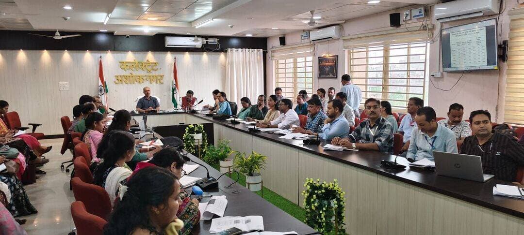 कलेक्टर की अध्यक्षता में स्वास्थ्य एवं महिला एवं बाल विकास विभाग की समीक्षा बैठक आयोजित
--
कलेक्टर श्री साकेत मालवीय की अध्यक्षता में सोमवार को कलेक्ट्रेट सभाकक्ष में स्वास्थ्य एवं महिला एवं बाल विकास विभाग की समीक्षा बैठक आयोजित की गई। बैठक में दोनों विभागों द्वारा संचालित योजनाओं एवं कार्यक्रमों की प्रगति की समीक्षा की गई।
कलेक्टर श्री मालवीय ने स्वास्थ्य सेवाओं की समीक्षा करते हुए आमजन को बेहतर एवं गुणवत्तापूर्ण स्वास्थ्य सुविधाएं उपलब्ध कराने के निर्देश दिए। उन्होंने मातृ एवं शिशु स्वास्थ्य, संस्थागत प्रसव, टीकाकरण, कुपोषण सहित विभिन्न स्वास्थ्य कार्यक्रमों की प्रगति की जानकारी ली तथा संबंधित अधिकारियों को निर्धारित लक्ष्यों की समय-सीमा में पूर्ति सुनिश्चित करने के निर्देश दिए।
महिला एवं बाल विकास विभाग की समीक्षा के दौरान आंगनवाड़ी केंद्रों के संचालन, बच्चों के पोषण स्तर, गर्भवती एवं धात्री महिलाओं को उपलब्ध कराई जा रही सेवाओं तथा विभागीय योजनाओं की प्रगति पर चर्चा की गई। कलेक्टर ने निर्देश दिए कि पात्र हितग्राहियों को शासन की योजनाओं का लाभ समय पर मिले तथा कुपोषित एवं अति-कुपोषित बच्चों की नियमित निगरानी करते हुए आवश्यक सेवाएं उपलब्ध कराई जाएं।
बैठक में मुख्य कार्यपालन अधिकारी जिला पंचायत श्री राजेश जैन, मुख्य चिकित्सा एवं स्वास्थ्य अधिकारी डॉ अलका त्रिवेदी, जिला कार्यक्रम अधिकारी महिला एवं बाल विकास श्रीमती चंद्रसेना भिड़े,बी एम ओ, सी डी पी ओ,संबंधित अधिकारी उपस्थित रहे।
<nis:link nis:type=tag nis:id=ashoknagar nis:value=ashoknagar nis:enabled=true nis:link/>