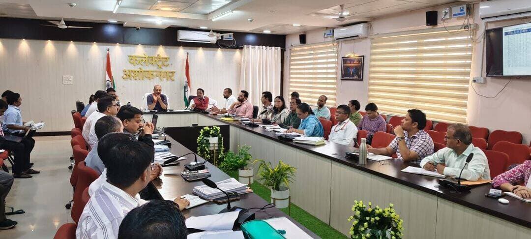 सीएम हेल्पलाइन में विभागों ने प्राप्त की ए एवं बी ग्रेड - कलेक्टर
कलेक्टर की अध्यक्षता में समय सीमा के लंबित पत्रों की समीक्षा बैठक आयोजित
--
सीएम हेल्पलाइन में जिले के सभी विभागों द्वारा ए एवं बी ग्रेड प्राप्त किया गया है। इस कार्य के लिए सभी विभाग बधाई के पात्र हैं। यह बात कलेक्टर श्री साकेत मालवीय ने सोमवार को कलेक्ट्रेट सभाकक्ष में आयोजित समय सीमा के लंबित पत्रों की समीक्षा बैठक में सीएम हेल्पलाइन की समीक्षा करते हुए कही।
बैठक में कलेक्टर ने निर्देश दिए कि प्रधानमंत्री किसान सम्मान निधि, प्रस्तुति सहायता, जननी सुरक्षा योजना से संबंधित शिकायतों का प्राथमिकता के आधार पर निराकरण सुनिश्चित किया जाए। प्रधानमंत्री किसान सम्मान निधि से संबंधित प्रकरणों में पात्र किसनों के दस्तावेजों एवं अभिलेखों का परीक्षण कर आवश्यक कार्यवाही की जाए। प्रसूति सहायता एवं जननी सुरक्षा योजना से संबंधित प्रकरणों में पात्र महिलाओं को समय पर सहायता राशि का लाभ मिले यह सुनिश्चित किया जाए। उन्होंने निर्देश दिए की सीएम हेल्पलाईन की पुरानी शिकायतों का निराकरण कराये।
मुख्यमंत्री जन विश्वास अभियान के अंतर्गत 27 अगस्त को ईसागढ़ विकासखंड में लगेगा शिविर
मुख्यमंत्री जन विश्वास अभियान के अंतर्गत आगामी 27 अगस्त 2026 को विकासखंड ईसागढ़ के ग्राम पंचायत कदवाया में जन विश्वास शिविर का आयोजन किया जाएगा। साथ ही उद्यम संवाद का आयोजन होगा। मुख्यमंत्री जन विश्वास अभियान अंतर्गत आयोजित किए गए तीनों शिविरों के संबंध में कलेक्टर ने संबंधित अधिकारियों को एजेंडा में निर्धारित बिंदुओं के अनुसार नोट तैयार किए जाने निर्देश दिए।
जनगणना 2027 हेतु अद्यतन रिपोर्ट की समीक्षा
जनगणना 2027 के अंतर्गत जिले में जिला जनगणना हस्त पुस्तिका का ग्राम तथा नगरीय निकायवार अद्यतन रिपोर्ट तैयार करने की प्रक्रिया की समीक्षा की गई। समीक्षा के दौरान कलेक्टर ने निर्देशित किया की जनगणना संबंधी कार्य को निर्धारित समय सीमा में गुणवत्तापूर्वक पूर्ण किया जाए। पूर्ण हो चुके ग्रामों की जानकारी का सत्यापन सुनिश्चित करने के साथ ही प्रगतिरत ग्रामों में शेष कार्यों को प्राथमिकता से पूरा कराया जाए।
केंद्रीय मंत्री से प्राप्त आवेदनों पर कार्यवाही
--
संचार एवं उत्तर पूर्वी क्षेत्र विकास मंत्री भारत सरकार श्री ज्योतिरादित्य सिंधिया से प्राप्त आवेदनों पर विभागों द्वारा त्वरित कार्यवाही किए जाने के निर्देश कलेक्टर द्वारा दिए गए। उन्होंने निर्देश दिए कि संबंधित विभाग आवेदनों का परीक्षण कर पात्रतानुसार आवश्यक कार्यवाही कर जानकारी उपलब्ध कराये।
बैठक में निर्माण कार्यो,भू-आवंटन,न्यायालयीन प्रकरण,पुराने क्षतिग्रस्त भवनों को गिराये जाने की कार्यवाही,फॉर्मर रजिस्ट्री,ठोस अपशिष्ठ प्रबंधन,बारिश के मौसम में अलर्ट रहने,आंगनवाडी तथा स्कूलों का अधिकारियों द्वारा शेड्यूल बनाकर निरीक्षण किये जाने के संबंध में आवश्यक निर्देश दिए गए।
बैठक में मुख्य कार्यपालन अधिकारी जिला पंचायत श्री राजेश जैन,अपर कलेक्टर श्री डी.एन.सिंह,संयुक्त कलेक्टर श्रीमती सोनम जैन,श्री आर.बी.सिण्डोस्कर,श्री विकास कुमार आनंद,एसडीएम अशोकनगर श्री इसरार खान एवं जिला अधिकारी उपस्थित रहे।
<nis:link nis:type=tag nis:id=ashoknagar nis:value=ashoknagar nis:enabled=true nis:link/>