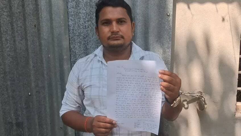 गौ रक्षक पर हमले का आरोप, पांच लोगों ने लोहे की रॉड लेकर किया पीछा
फरीदपुर/बरेली। फरीदपुर तहसील के गौ रक्षक विकास ठाकुर ने गुरुद्वारा पुल के पास पांच अज्ञात लोगों पर हमला करने और लोहे की रॉड लेकर पीछा करने का आरोप लगाया है। घटना के बाद विकास ने थाने पहुंचकर तहरीर दी और आरोपितों के खिलाफ कार्रवाई की मांग की।
विकास ठाकुर के मुताबिक वह पिछले करीब आठ-नौ वर्षों से गौ सेवा का काम कर रहे हैं। उन्हें पिछले तीन-चार दिनों से एक बीमार गौवंश के बारे में सूचना मिल रही थी। सोमवार को वह गौवंश को उपचार के लिए रेफर कराने जा रहे थे। इसी दौरान गुरुद्वारा पुल के पास पांच लोग लोहे की रॉड लेकर खड़े दिखाई दिए।
आरोप है कि इनमें से एक व्यक्ति ने हाथ देकर उनकी गाड़ी रोकने का प्रयास किया। गाड़ी नहीं रोकने पर आरोपितों ने पीछा किया और लोहे की रॉड से हमला करने का प्रयास किया। विकास ने किसी तरह मौके से भागकर अपनी जान बचाई और सीधे थाने पहुंचकर पुलिस को लिखित शिकायत दी।
विकास ने पुलिस से मामले की जांच कर आरोपितों के खिलाफ कार्रवाई की मांग की है। पुलिस तहरीर के आधार पर मामले की जांच कर रही है।
बाइट : विकास ठाकुर, गौ रक्षक
Bareilly news Live
#Viralpost
#Thanafaridpur
#Bareillypolice