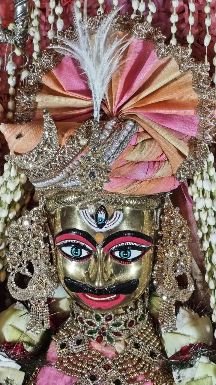 सावन के आखिरी सोमवार को बाबा बूढ़ेनाथ का दिव्य श्रृंगार, दर्शन को उमड़े श्रद्धालु
आज सावन माह के चौथे एवं आखिरी सोमवार को नगर के प्राचीन बाबा बूढ़ेनाथ मंदिर में बाबा बूढ़ेनाथ का भव्य एवं दिव्य श्रृंगार किया गया। श्रद्धालुओं ने बाबा भोलेनाथ के दिव्य स्वरूप के दर्शन कर पूजा-अर्चना की और सुख-समृद्धि की कामना की।
हर हर महादेव 🙏🔱
बाबा भोलेनाथ आप सभी पर अपनी कृपा बनाए रखें और जीवन में सुख, शांति एवं समृद्धि प्रदान करें।
#बाबाबूढ़ेनाथ #सावनसोमवार #हरहरमहादेव #भोलेनाथ #महादेव #मिर्जापुर #TodayMirzapur