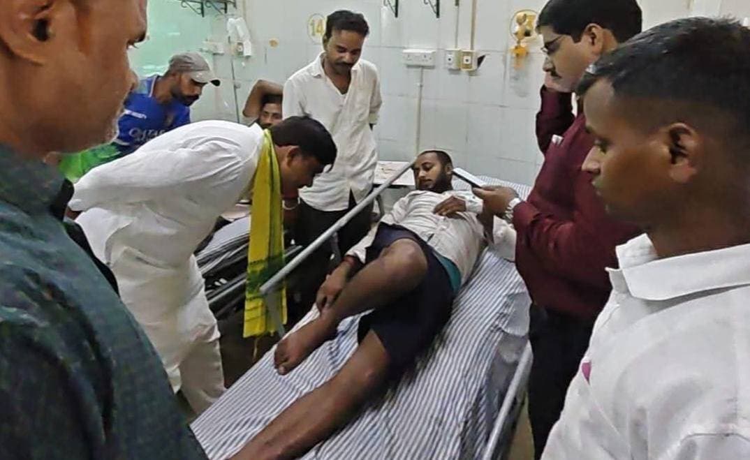 सर्पदंश से तड़पते पालिका कर्मचारी के लिए दौड़े चेयरमैन, जिला अस्पताल पहुंचकर लिया हालचाल
मिर्जापुर। नगर पालिका के ताड़गांव स्थित एमआरएफ सेंटर पर कार्यरत कर्मचारी सुनील बिंद को सर्पदंश की सूचना मिलते ही नगर पालिका अध्यक्ष श्याम सुंदर केशरी तत्काल जिला अस्पताल पहुंचे। उन्होंने चिकित्सकों से मुलाकात कर सुनील बिंद के स्वास्थ्य की जानकारी ली और उन्हें बेहतर एवं आवश्यक उपचार उपलब्ध कराने के लिए कहा।
पालिकाध्यक्ष ने चिकित्सकों से उपचार में किसी प्रकार की कमी न होने देने तथा कर्मचारी को समुचित चिकित्सकीय सुविधा उपलब्ध कराने का आग्रह किया। इस दौरान सभासद सतीश उपाध्याय एवं रमा शंकर पासी भी मौजूद रहे।
#TodayMirzapur #Mirzapur #नगरपालिका #सर्पदंश #जिलाअस्पताल #श्यामसुंदरकेशरी