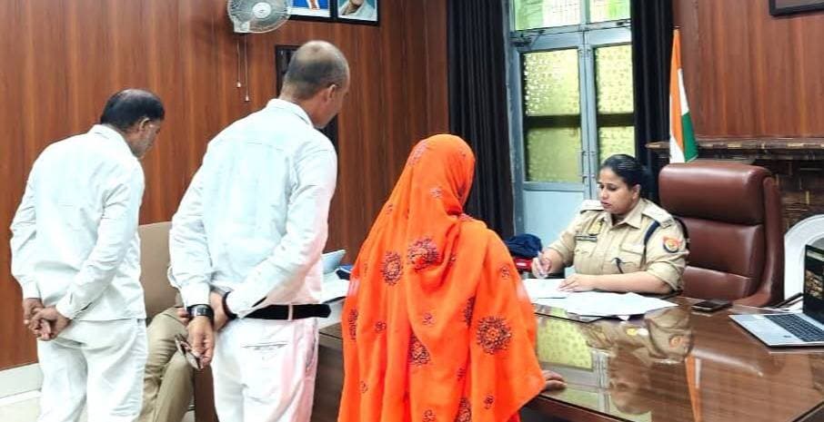 जनता दर्शन में एसपी अपर्णा रजत कौशिक ने सुनीं फरियादें, समयबद्ध निस्तारण के दिए निर्देश
मिर्जापुर। पुलिस कार्यालय में आज एसपी मिर्जापुर अपर्णा रजत कौशिक ने जनता दर्शन के दौरान आमजन की शिकायतें सुनीं। उन्होंने संबंधित अधिकारियों को शिकायतों का समयबद्ध, निष्पक्ष एवं गुणवत्तापूर्ण निस्तारण सुनिश्चित करने के निर्देश दिए।
#SP_Mirzapur #अपर्णा_रजत_कौशिक #जन_सुनवाई #जनता_दर्शन #Mirzapur #UPPolice #TodayMirzapur