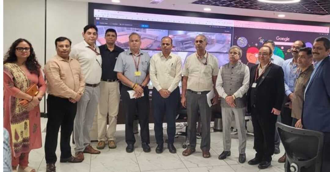 रेलवे बोर्ड के चेयरमैन ने IRCTC वॉर रूम का जायज़ा लिया; कैटरिंग सेवाओं की गुणवत्ता बेहतर बनाने के लिए यात्रियों के फ़ीडबैक और किचन मॉनिटरिंग सिस्टम को मज़बूत करने के निर्देश दिए
Ministry of Railways, Government of India North Western Railway @followers @top fans News 24 Udaipur
<nis:link nis:type=tag nis:id=udaipur nis:value=udaipur nis:enabled=true nis:link/> <nis:link nis:type=tag nis:id=viralpost nis:value=viralpost nis:enabled=true nis:link/> <nis:link nis:type=tag nis:id=nonfollowers nis:value=nonfollowers nis:enabled=true nis:link/> <nis:link nis:type=tag nis:id=railwaynews nis:value=RailwayNews nis:enabled=true nis:link/>
किचन की रियल-टाइम निगरानी, असरदार निरीक्षण, कमियों पर तुरंत कार्रवाई और 'रेल मदद' शिकायतों की बारीकी से निगरानी पर ज़ोर
रेलवे बोर्ड (रेल मंत्रालय) के चेयरमैन और मुख्य कार्यकारी अधिकारी (CEO) श्री सतीश कुमार ने कल IRCTC ऑफ़िस में IRCTC वॉर रूम के कामकाज का जायज़ा लिया। इस दौरान उन्होंने यात्रियों के फ़ीडबैक, किचन की निगरानी और कैटरिंग सेवाओं में गुणवत्ता सुनिश्चित करने वाले सिस्टम को मज़बूत करने पर खास ज़ोर दिया।
समीक्षा के दौरान, रेलवे बोर्ड के चेयरमैन (CRB) ने मॉनिटरिंग और फ़ीडबैक से जुड़े कामों के लिए बनी खास टीम के साथ बातचीत की। उन्होंने मॉनिटरिंग को ज़्यादा रिस्पॉन्सिव, टेक्नोलॉजी पर आधारित और नतीजों पर केंद्रित बनाने के लिए मौजूदा सिस्टम को मज़बूत करने पर ज़ोर दिया।
श्री सतीश कुमार ने निर्देश दिया कि 'रेल मदद' इंटरफ़ेस को और ज़्यादा ऑटोमेटेड किया जाए ताकि यात्री एक ही क्लिक से आसानी और सुविधा के साथ संबंधित सिस्टम से बातचीत कर सकें। 'रेल मदद' पर आने वाली शिकायतों की बारीकी से मॉनिटरिंग करने पर भी ज़ोर दिया गया, जिसमें ज़रूरत पड़ने पर यात्रियों से सीधे बातचीत करना भी शामिल है, ताकि यात्रियों की चिंताओं को बेहतर ढंग से समझा और उनका समाधान किया जा सके।
जांच करने वाली एजेंसियों की जवाबदेही को मज़बूत करने के लिए, CRB ने निर्देश दिया कि हर एजेंसी को जांच के दौरान पाई गई कमियों और परफॉर्मेंस की जानकारी व्यवस्थित तरीके से पोस्ट करनी चाहिए, ताकि उनके काम की लगातार निगरानी और मूल्यांकन किया जा सके।
किचन की रियल-टाइम निगरानी को मज़बूत करना
समीक्षा में रेलवे कैटरिंग किचन की कैमरा-आधारित निगरानी को बढ़ाने पर भी ध्यान दिया गया। अभी किचन के कामकाज की निगरानी के लिए चार कैमरा फ़ीड उपलब्ध हैं। CRB ने निर्देश दिया कि कच्चे माल के स्टोरेज एरिया में और कैमरे लगाए जाएं, साथ ही एक PTZ (पैन-टिल्ट-ज़ूम) कैमरा भी लगाया जाए, ताकि किचन की गतिविधियों पर ज़्यादा व्यापक और प्रभावी नज़र रखी जा सके।
कैमरा-आधारित निगरानी सिस्टम का इस्तेमाल किचन की हालत और कामकाज का आकलन करने के लिए भी किया जा रहा है। जहां खराब हालत पाई जाती है, वहां उचित नोटिस और सुधारात्मक कार्रवाई शुरू की जानी है। समीक्षा के दौरान, साउथ सेंट्रल रेलवे के अनंतपुर स्थित एक किचन में जांच और वीडियो निगरानी के आधार पर सुधार की ज़रूरत पाई गई।
रोटी और पराठा बनाने की प्रक्रिया पर खास ज़ोर दिया गया, क्योंकि इस क्षेत्र में बारीकी से समीक्षा की ज़रूरत थी। CRB ने निर्देश दिया कि रोटी और पराठा बनाने की पूरी प्रक्रिया की अच्छी तरह से समीक्षा की जाए ताकि कमियों का पता लगाया जा सके और क्वालिटी में एकरूपता सुनिश्चित की जा सके।
मज़बूत थर्ड-पार्टी इंस्पेक्शन और सख़्त कार्रवाई
श्री सतीश कुमार ने कैटरिंग स्टैंडर्ड्स को बनाए रखने में थर्ड-पार्टी इंस्पेक्शन एजेंसियों की भूमिका की भी समीक्षा की। हालाँकि कई जगहों पर थर्ड-पार्टी इंस्पेक्शन की व्यवस्था मौजूद है, फिर भी इस बात पर ज़ोर दिया गया कि इंस्पेक्शन असरदार, सार्थक और नतीजों पर केंद्रित होने चाहिए। जिन एजेंसियों का परफॉर्मेंस लगातार खराब पाया जाता है, उनके ख़िलाफ़ उचित कार्रवाई (ज़रूरत पड़ने पर उन्हें लिस्ट से हटाने सहित) के लिए समीक्षा की जानी चाहिए, ताकि यह पक्का किया जा सके कि इंस्पेक्शन सिस्टम से क्वालिटी का भरोसा बना रहे।
आर्टिफिशियल इंटेलिजेंस (AI) पर आधारित मॉनिटरिंग और डिटेक्शन सिस्टम के इस्तेमाल पर भी चर्चा हुई। CRB ने निर्देश दिया कि चूहे, कॉकरोच और दूसरी कमियों से जुड़े AI-आधारित अलर्ट सिर्फ़ पता लगाने तक ही सीमित नहीं रहने चाहिए। ऐसी घटनाओं के बाद उचित चेतावनी पत्र जारी किए जाने चाहिए और सख्त कार्रवाई होनी चाहिए, ताकि पहचानी गई कमियों को समय रहते ठीक किया जा सके।
समीक्षा में रेलवे कैटरिंग सेवाओं की गुणवत्ता को लगातार बेहतर बनाने के लिए ज़्यादा असरदार निरीक्षण, टेक्नोलॉजी-आधारित मज़बूत मॉनिटरिंग और तुरंत फ़ॉलो-अप कार्रवाई की ज़रूरत पर ज़ोर दिया गया। इन पहलों का मकसद यात्रियों का भरोसा बढ़ाना, खाने की गुणवत्ता और साफ़-सफ़ाई के मानकों को बेहतर बनाना और पूरे भारतीय रेलवे में ज़्यादा जवाबदेह और यात्री-केंद्रित कैटरिंग सिस्टम सुनिश्चित करना है।