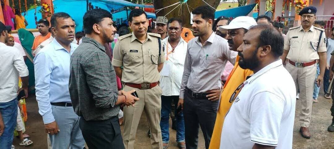 सावन माह की अंतिम सोमवारी को लेकर डीएम एवं एसपी ने भूतनाथ मंदिर का किया स्थलीय निरीक्षण
सावन माह की अंतिम सोमवारी के अवसर पर श्रद्धालुओं की सुरक्षा, सुगम आवागमन, भीड़ प्रबंधन एवं विधि-व्यवस्था को सुदृढ़ बनाए रखने के उद्देश्य से नवीन कुमार, जिला पदाधिकारी, किशनगंज एवं संतोष कुमार, पुलिस अधीक्षक, किशनगंज द्वारा भ्रमण कार्यक्रम के दौरान भूतनाथ मंदिर, गौशाला, किशनगंज का स्थलीय निरीक्षण किया गया।
निरीक्षण के दौरान जिला पदाधिकारी एवं पुलिस अधीक्षक ने मंदिर परिसर एवं आसपास के क्षेत्रों में श्रद्धालुओं की संभावित भीड़ को देखते हुए सुरक्षा व्यवस्था, प्रवेश एवं निकास मार्ग, भीड़ नियंत्रण तथा यातायात व्यवस्था का जायजा लिया।
जिला पदाधिकारी महोदय ने संबंधित पदाधिकारियों को निर्देशित किया कि श्रद्धालुओं को किसी प्रकार की असुविधा न हो, इसके लिए सभी आवश्यक व्यवस्थाएं पूर्व से सुनिश्चित की जाएं।
श्रद्धालुओं के लिए सुगम यातायात व्यवस्था तथा संवेदनशील स्थलों पर विशेष निगरानी रखने के निर्देश दिए गए।
भीड़ तंत्र को नियंत्रित करने के लिए पर्याप्त संख्या में पुलिस बल एवं दंडाधिकारी की प्रतिनियुक्ति सुनिश्चित की गई है ।
पुलिस अधीक्षक महोदय ने सुरक्षा व्यवस्था की समीक्षा करते हुए प्रतिनियुक्त पुलिस पदाधिकारियों एवं जवानों को सतर्कता के साथ अपने कर्तव्यों का निर्वहन करने तथा भीड़ प्रबंधन पर विशेष ध्यान देने का निर्देश दिया। जिला प्रशासन द्वारा श्रद्धालुओं से अपील की गई कि वे प्रशासन द्वारा निर्धारित मार्ग एवं व्यवस्था का पालन करें तथा शांतिपूर्ण एवं सुरक्षित वातावरण में पूजा-अर्चना करें।