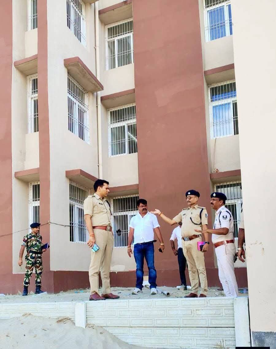 पुलिस अधीक्षक, किशनगंज संतोष कुमार द्वारा मस्तान चौक के समीप नवनिर्मित न्यू पुलिस लाइन का निरीक्षण किया गया। इस दौरान पुलिस अधीक्षक महोदय ने पुलिस लाइन परिसर की आधारभूत संरचनाओं, आवासीय एवं अन्य आवश्यक सुविधाओं तथा समग्र व्यवस्थाओं का बारीकी से जायजा लिया। निरीक्षण के क्रम में संबंधित पदाधिकारियों को निर्माण के बारे मे महत्वपूर्ण बिंदुओं पर आवश्यक दिशा-निर्देश दिए गए।