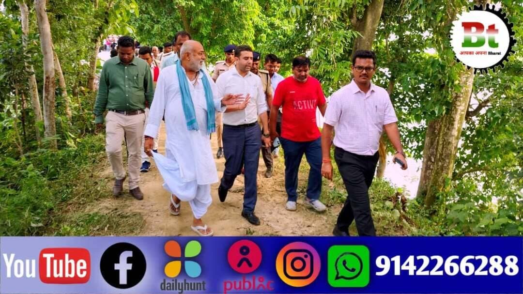 बछवाड़ा प्रखंड में जमींदारी बांध टूटने से गंभीर स्थिति उत्पन्न हो गई है। सोमवार अहले सुबह ONS चिमनी झमटिया के समीप लगभग 30 फीट बांध टूट गया, जिससे रानी एक, दो और तीन पंचायत के बड़े हिस्से जलमग्न हो गए। इस घटना से लगभग 10,000 आबादी प्रभावित हुई है, सैकड़ों बीघा फसलें बर्बाद हो गई और कई घरों में पानी घुस गया है।
बांध टूटने की सूचना मिलते ही जिलाधिकारी रिची पांडे ने सोमवार को जमींदारी बांध का दौरा कर स्थिति का जायजा लिया। उन्होंने जल संसाधन विभाग को जल्द से जल्द मरम्मत कार्य पूरा करने का निर्देश दिया। इसके साथ ही, उन्होंने अधिकारियों के साथ राहत और बचाव कार्यों की समीक्षा की।
जिलाधिकारी रिची पांडे ने बताया कि जमींदारी बांध टूटने से रानी एक, दो और तीन पंचायत का हिस्सा प्रभावित हुआ हैं। उन्होंने कहा कि बांध की मरम्मत का कार्य युद्ध स्तर पर जारी है और विभागीय अधिकारी लगातार मौके पर कैंप कर रहे हैं। जिससे किसी भी प्रकार की जान-माल की क्षति न हो और जल्द से जल्द बांध की मरम्मत कर लिया जाए।
इस दौरान तेघड़ा एसडीओ नीरज सिन्हा, डीएसपी कृष्ण कुमार, जल संसाधन विभाग के एसडीओ मनीष कुमार, बछवाड़ा प्रखंड विकास पदाधिकारी डॉ. अमित कुमार, अंचलाधिकारी प्रीतम गौतम, थानाध्यक्ष विकास कुमार राय और रानी तीन पंचायत के मुखिया अमरजीत कुमार राय सहित विभिन्न विभागों के अधिकारी और क्षेत्रीय जनप्रतिनिधि मौजूद रहे।