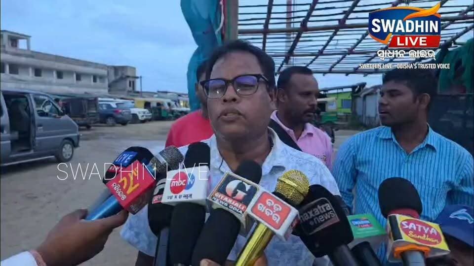 ମନ୍ତ୍ରୀଙ୍କ ସମୀକ୍ଷା ବୈଠକରେ ସାମ୍ବାଦିକଙ୍କୁ ଅସମ୍ମାନ ପଂଚାୟତରାଜ ମନ୍ତ୍ରୀଙ୍କ ସମୀକ୍ଷା ବୈଠକରେ ସାମ୍ବାଦିକଙ୍କୁ ଅସମ୍ମାନ। ନିମନ୍ତ୍ରଣ କରି ସମୀକ୍ଷା ହେଉଥିବା ହୋଲରୁ ସାମ୍ବାଦିକ ବାହାରି ଯିବାପାଇଁ କହିଲେ ଜିଲ୍ଲପାଳ। ଆଉ ଦୀର୍ଘ ସମୟ ଧରି ବାହାରେ ଛିଡା ହେବା ପରେ ଅସନ୍ତୋଷ ପ୍ରକାଶ କରି ପ୍ରେସମିଟ ବର୍ଜନ କଲେ ଭୋଗରାଇ ସାମ୍ବାଦିକ ସଙ୍ଘ.
ସୂଚନା ଅନୁଯାଇ ସୁବର୍ଣ୍ଣରେଖା ନଦୀରେ ବନ୍ୟା ପରେ ଆଜି ପଂଚାୟତରାଜ ମନ୍ତ୍ରୀ ରବିନାରାୟଣ ନାୟକ ବାଲେଶ୍ବର ଜିଲ୍ଲାର ବିଭିନ୍ନ ବଣ୍ୟଞ୍ଚଳ ପରିଦର୍ଶନ କରିଥିଲେ। ଏହା ପରେ ଏକ ସାମ୍ବାଦିକ ମାନଙ୍କୁ ଏକ ପ୍ରେସମିଟ ପାଇଁ ସୂଚନା ଦେଇଥିଲେ। ତେବେ ଯେତେବେଳେ ମନ୍ତ୍ରୀଙ୍କ ସମୀକ୍ଷା ବୈଠକ ଆରମ୍ଭ ହୋଇଥିଲା ସେତେବେଳେ ସାମ୍ବାଦିକ ମାନଂକୁ ଜିଲ୍ଲାପାଳ ବାହାରକୁ ଯିବାପାଇଁ ନିର୍ଦେଶ ଦେଇଥିଲେ। ତେବେ ଏହାକୁ ନେଇ ସାମ୍ବାଦିକ କ୍ଷୋଭ ପ୍ରକାଶ କରି ପ୍ରେସମିଟକୁ ବର୍ଜନ କରିଥିଲେ। ଯେତେବେଳେ ସାଧାରଣ ଜନତା ଓ ରାଜନୈତିକ କର୍ମୀ ମାନେ ଏହି ସମୀକ୍ଷା ବୈଠକରେ ସାମିଲ ହୋଇଥିଲେ ସେତେବେଳେ ସାମ୍ବାଦିକ ମାନଂକୁ ମିଟିଙ୍ଗ ହଲରୁ କାହିଁକି ବାହାର କରାଗଲା ତାକୁ ନେଇ ପ୍ରଶ୍ନ ଉଠିଛି। କାଳେ ସତ ସାମ୍ନାକୁ ସେହି ଭୟରେ ଜିଲ୍ଲାପାଳ ବାହାରିଯିବା ପାଇଁ କହିଲେ କି ସେ ନେଇ ସାଧାରଣରେ ଚର୍ଚ୍ଚା ଆରମ୍ଭ ହୋଇଛି
