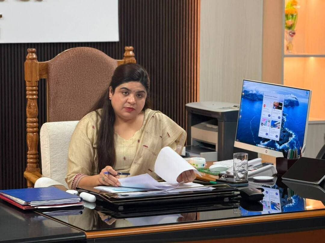 जनसुनवाई में जनसमस्याओं के त्वरित समाधान की पहल
जिला पदाधिकारी श्रीमती अभिलाषा शर्मा (भा०प्र०से०) ने जनता दरबार में सुनीं आम नागरिकों की समस्याएँ
सात निश्चय-3 के अंतर्गत “सबका सम्मान – जीवन आसान” पहल के तहत आज दिनांक 24 अगस्त 2026 को जिला पदाधिकारी, औरंगाबाद श्रीमती अभिलाषा शर्मा (भा०प्र०से०) द्वारा अपने कार्यालय प्रकोष्ठ में जनता दरबार का आयोजन किया गया।
जनता दरबार में जिले के विभिन्न प्रखंडों से आए आम नागरिकों ने अपनी समस्याओं एवं शिकायतों को जिला पदाधिकारी के समक्ष प्रस्तुत किया। परिवादियों द्वारा दाखिल-खारिज, अतिक्रमण, राशन कार्ड, नाली-गली निर्माण, भूमि विवाद, सड़क निर्माण, आंगनबाड़ी सेविका बहाली, जमाबंदी, आवास योजना, भूमि मापी, अवैध कब्जा, परिमार्जन, एलपीसी निर्गत करने, पैक्स, मानदेय भुगतान, आंगनबाड़ी बहाली में अनियमितता, अनुग्रह अनुदान सहित विभिन्न जनहित से जुड़े मामलों को लेकर आवेदन दिए गए।
जिला पदाधिकारी ने प्रत्येक परिवादी की समस्या को गंभीरता एवं संवेदनशीलता के साथ सुना तथा प्राप्त आवेदनों को संबंधित विभागों एवं पदाधिकारियों को अग्रसारित करते हुए त्वरित, गुणवत्तापूर्ण एवं नियमानुकूल कार्रवाई सुनिश्चित करने का निर्देश दिया।
उन्होंने सभी संबंधित पदाधिकारियों को स्पष्ट निर्देश दिया कि प्राप्त परिवादों का निष्पक्ष एवं न्यायसंगत तरीके से निर्धारित समय-सीमा के भीतर निष्पादन सुनिश्चित करें। साथ ही, परिवादों के निष्पादन की नियमित समीक्षा करते हुए लंबित मामलों के त्वरित समाधान पर विशेष ध्यान देने को कहा।
जनता दरबार के माध्यम से जिला प्रशासन आम नागरिकों की समस्याओं के समाधान, पारदर्शी प्रशासन एवं समयबद्ध सेवा सुनिश्चित करने के लिए प्रतिबद्ध है।
#Aurangabad #Bihar #JanataDarbar #जनतादरबार #सबकासम्मानजीवनआसान #DistrictAdministration #PublicGrievance #जनसमस्या #जिलाप्रशासन
Information & Public Relations Department, Government of Bihar CMO Bihar