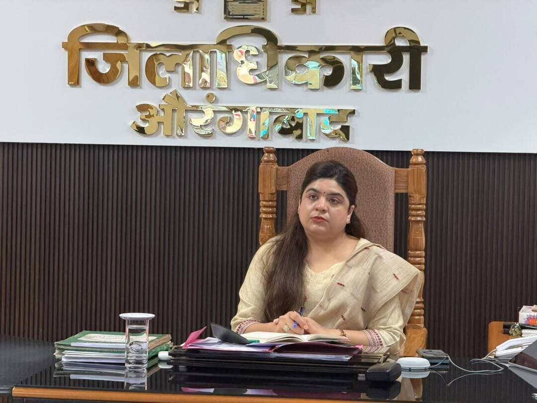 🏫 सरस्वती विद्या निकेतन (आदर्श विद्यालय) : गुणवत्तापूर्ण शिक्षा, बेहतर सुविधाएं और नियमित अनुश्रवण पर जोर
जिला पदाधिकारी, औरंगाबाद श्रीमती अभिलाषा शर्मा (भा.प्र.से.) की उपस्थिति में आज दिनांक 24 अगस्त 2026 को मुख्यमंत्री सचिवालय द्वारा आयोजित वीडियो कॉन्फ्रेंसिंग के माध्यम से सरस्वती विद्या निकेतन (आदर्श विद्यालय) के संबंध में समीक्षा बैठक में जिले में संचालित आदर्श विद्यालयों की शैक्षणिक व्यवस्था एवं उपलब्ध मूलभूत सुविधाओं की समीक्षा की गई।
औरंगाबाद जिले में कुल 14 विद्यालयों को सरस्वती विद्या निकेतन (आदर्श विद्यालय) के रूप में विकसित किया गया है। राज्य के 38 जिलों के 700 मॉडल विद्यालयों में 24×7, 1:1 इंटरैक्टिव लर्निंग प्लेटफॉर्म ‘बिहार विद्या साथी’ की शुरुआत की गई है, जिसका उद्देश्य विद्यार्थियों को आधुनिक एवं गुणवत्तापूर्ण शैक्षणिक संसाधनों से जोड़ना है।
📚 बैठक में प्रमुख निर्देश—
🔹 सभी आदर्श विद्यालयों में विद्यार्थियों के लिए आवश्यक मूलभूत सुविधाएं हर हाल में सुनिश्चित करने का निर्देश।
🔹 विद्यालयों की शैक्षणिक व्यवस्था एवं उपलब्ध संसाधनों का नियमित निरीक्षण तथा कमियों का समयबद्ध निराकरण।
🔹 विद्यार्थियों को NEET सहित प्रतियोगी परीक्षाओं की तैयारी के लिए बेहतर मार्गदर्शन एवं कोचिंग की व्यवस्था सुनिश्चित करने पर विशेष जोर।
🔹 जिला पदाधिकारी द्वारा सभी आदर्श विद्यालयों के प्रधानाध्यापकों के साथ नियमित बैठक कर शैक्षणिक व्यवस्था, उपस्थिति, संसाधनों एवं आवश्यकताओं की समीक्षा।
🔹 विद्यालयों में नियमित अभिभावक-शिक्षक बैठक (Parent-Teacher Meeting) आयोजित करने का निर्देश, ताकि विद्यार्थियों की प्रगति को लेकर अभिभावकों एवं शिक्षकों के बीच प्रभावी समन्वय स्थापित हो।
🔹 प्रत्येक मॉडल स्कूल के लिए एक-एक वरीय पदाधिकारी को नामित कर नियमित अनुश्रवण एवं निरीक्षण सुनिश्चित करने का निर्देश।
🔹 विद्यार्थियों के सर्वांगीण विकास के लिए खेलकूद गतिविधियों को बढ़ावा देने एवं विभिन्न खेलों में भागीदारी के लिए प्रोत्साहित करने पर बल।
🔹 कक्षाओं में क्लास मॉनिटर प्रणाली लागू करने का निर्देश, जिससे विद्यार्थियों में अनुशासन, जिम्मेदारी, नेतृत्व क्षमता एवं टीम भावना का विकास हो।
📅 उक्त सभी व्यवस्थाओं एवं निर्देशों को सितंबर माह के प्रथम सप्ताह से प्रभावी रूप से लागू करने का निर्देश दिया गया है।
जिला प्रशासन द्वारा इन सभी निर्देशों के अनुपालन की नियमित समीक्षा एवं सतत अनुश्रवण किया जाएगा, ताकि सरस्वती विद्या निकेतन (आदर्श विद्यालयों) में विद्यार्थियों को बेहतर शैक्षणिक वातावरण, आवश्यक सुविधाएं, अनुशासित विद्यालयी व्यवस्था एवं गुणवत्तापूर्ण शिक्षा उपलब्ध कराई जा सके।
शिक्षा की गुणवत्ता • विद्यार्थियों का सर्वांगीण विकास • बेहतर विद्यालयी व्यवस्था
#Aurangabad #AdarshVidyalaya #SaraswatiVidyaNiketan #BiharVidyaSathi #QualityEducation #Education #Bihar
Information & Public Relations Department, Government of Bihar CMO Bihar Bihar Education Department