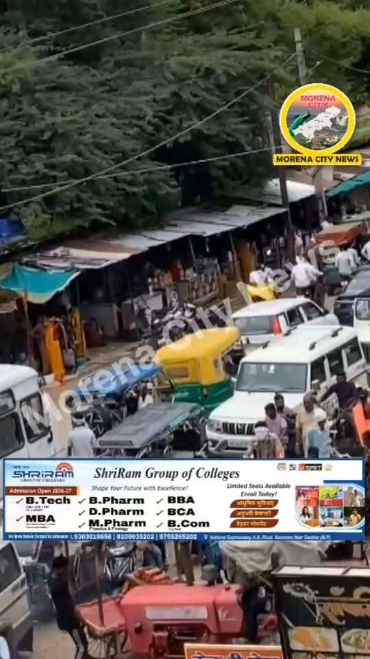 जौरा में भीषण जाम, एंबुलेंस समेत घंटों फंसे रहे वाहन
जौरा। सोमवार दोपहर करीब 1 से 2 बजे तक पगारा रोड से बस स्टैंड तक भीषण जाम लगा रहा। जाम में एंबुलेंस समेत कई वाहन और राहगीर फंसे रहे, जिससे लोगों को काफी परेशानी का सामना करना पड़ा।
स्थानीय लोगों का आरोप है कि सड़क किनारे अतिक्रमण, ई-रिक्शा, हाथ ठेले, मोटरसाइकिल, निजी वाहनों और बसों के बेतरतीब खड़े होने से आए दिन जाम की स्थिति बनती है। शिकायतों के बावजूद सड़क पर खड़े वाहनों के खिलाफ प्रभावी कार्रवाई नहीं होने से समस्या लगातार बनी हुई है।
लोगों ने प्रशासन से अतिक्रमण हटाने और यातायात व्यवस्था दुरुस्त करने की मांग की है, ताकि जौरा में रोज लगने वाले जाम से राहत मिल सके।
#जौरा #पुलिस #यातायात #मुरैना