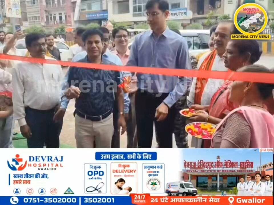 राखी के धागों से लिखी आत्मनिर्भरता की कहानी! मुरैना में पहली बार सजा ‘दीदियों का राखी मेला’
मुरैना में रक्षाबंधन से पहले पहली बार ‘दीदियों का राखी मेला’ लगाया गया। ज्ञानेश्वरी मैया मंदिर के पास मेले का शुभारंभ कलेक्टर लोकेश कुमार जांगिड़ ने किया। मध्य प्रदेश आजीविका मिशन से जुड़ी स्व-सहायता समूह की महिलाओं ने हाथों से तैयार आकर्षक राखियों की दुकानें सजाई हैं। कलेक्टर ने लोगों से स्वदेशी राखियां खरीदकर महिलाओं को आत्मनिर्भर बनाने में सहयोग की अपील की।
#morena #मुरैना #राखी