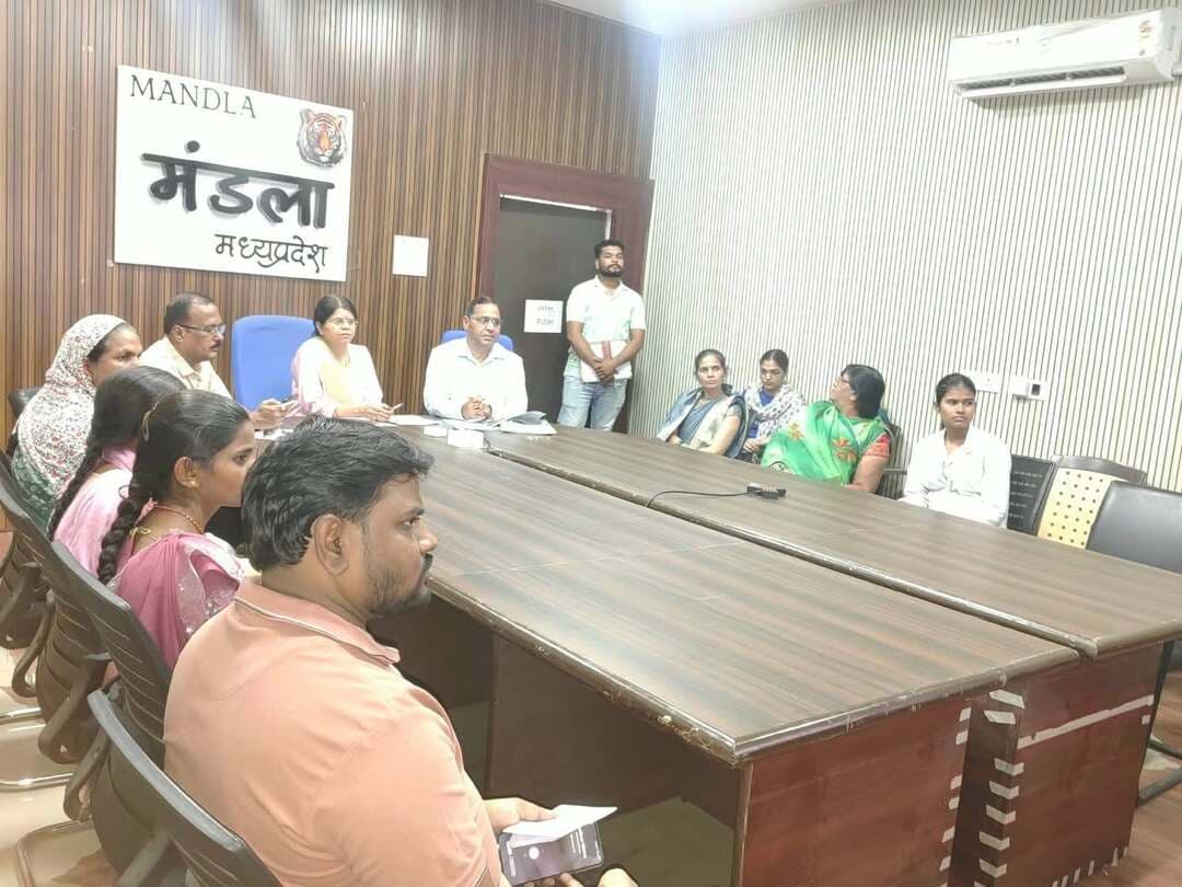 मुख्यमंत्री जनकल्याण संबल योजना के तहत 321 हितग्राहियों को 7.24 करोड़ रुपये की सहायता
मुख्यमंत्री जनकल्याण योजना के अंतर्गत जिले के 321 हितग्राहियों के बैंक खातों में सिंगल क्लिक के माध्यम से 7 करोड़ 24 लाख रुपये की अनुग्रह सहायता राशि अंतरित की गई। यह राशि सामान्य मृत्यु एवं दुर्घटना प्रकरणों में पात्र हितग्राहियों को प्रदान की गई है। प्राप्त विवरण के अनुसार, जिले में 280 हितग्राहियों को सामान्य मृत्यु के प्रकरण में 5 करोड़ 60 लाख रुपये तथा 41 हितग्राहियों को दुर्घटना मृत्यु के प्रकरण में 1 करोड़ 64 लाख रुपये की सहायता राशि दी गई।
विकासखंडवार आंकड़ों में मंडला जनपद पंचायत के 39, बीजाडांडी के 36, बिछिया के 97, मवई के 30, नारायणगंज के 41, मोहगांव के 1, निवास के 25, घुघरी के 5 तथा नैनपुर के 41 हितग्राही शामिल हैं। इसके अलावा नगर पालिका परिषद मंडला और नैनपुर के 3-3 हितग्राही भी लाभान्वित हुए हैं।
Jansampark Madhya Pradesh
CM Madhya Pradesh
#mandla
